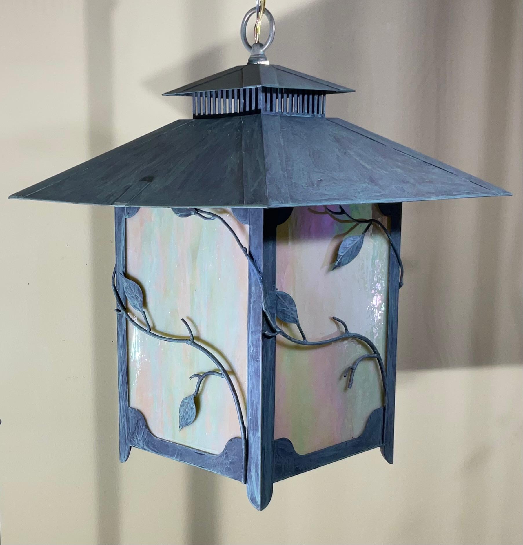 Beauté Timeless : Lanterne en laiton massif et verre d'art  16,5 x 16,5 x 21 cm de haut Bon état - En vente à Delray Beach, FL