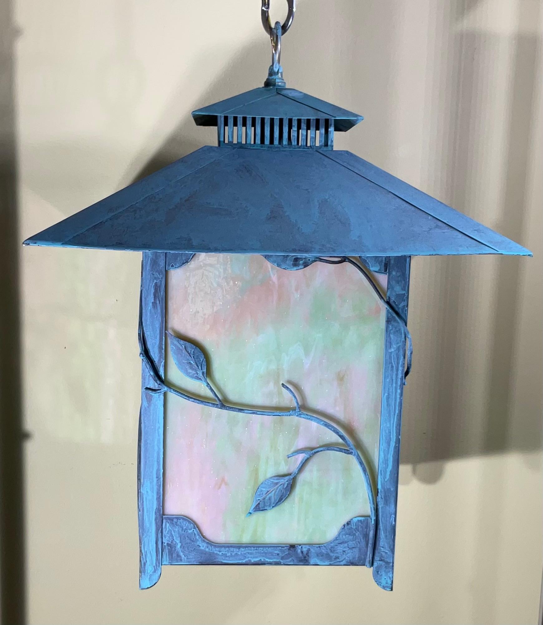 Zeitlose Schönheit: Eine Laterne aus massivem Messing mit Kunstglas  16,5 x 16,5 x 21 hoch im Zustand „Gut“ im Angebot in Delray Beach, FL