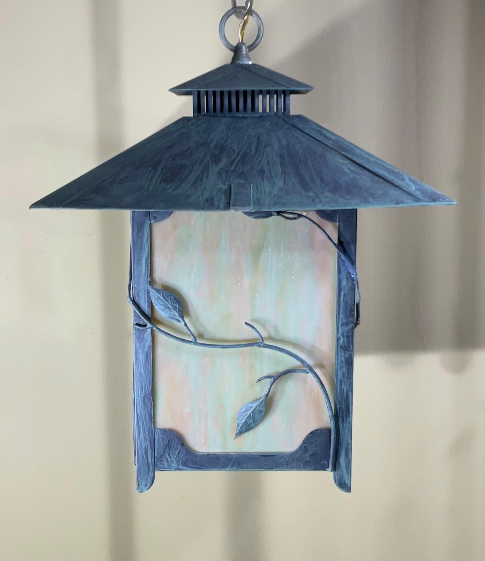 20ième siècle Beauté Timeless : Lanterne en laiton massif et verre d'art  16,5 x 16,5 x 21 cm de haut en vente