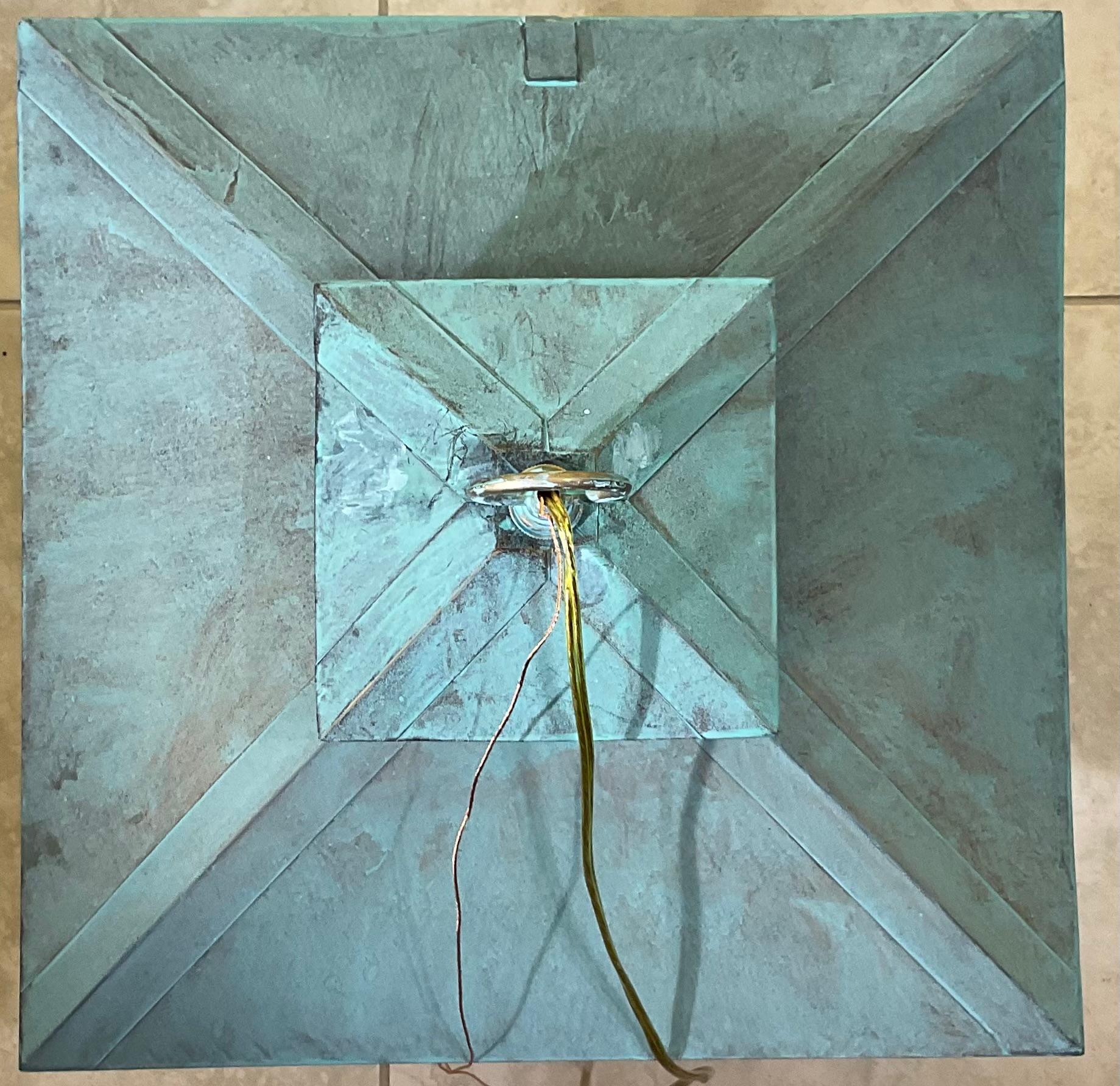 Zeitlose Schönheit: Eine Laterne aus massivem Messing mit Kunstglas  16,5 x 16,5 x 21 hoch (20. Jahrhundert) im Angebot