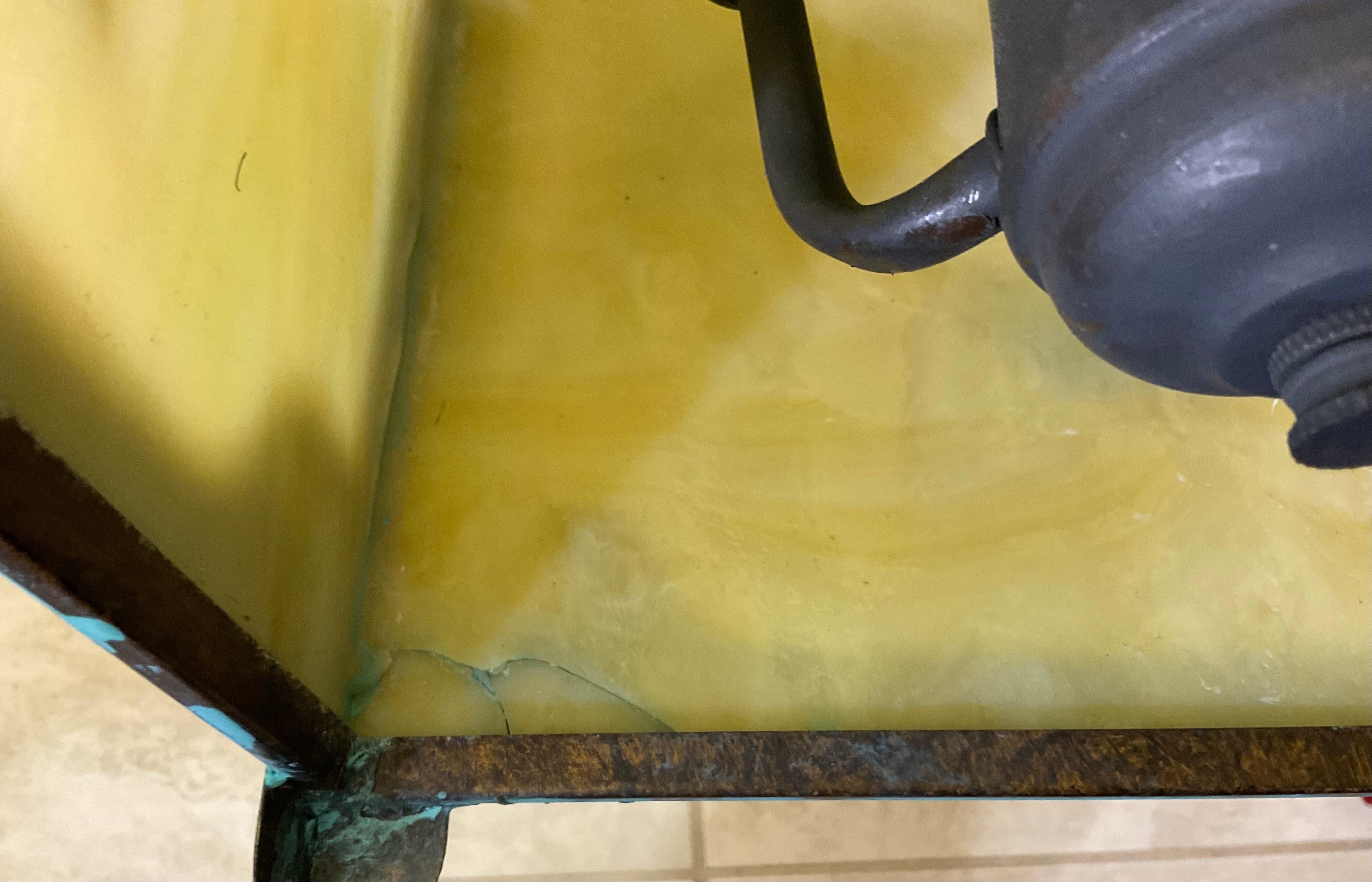 Zeitlose Schönheit: Eine Laterne aus massivem Messing mit Kunstglas  16,5 x 16,5 x 21 hoch im Angebot 2