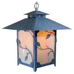 Belleza atemporal: Una linterna de latón macizo con vidrio artístico  16".5 x 16".5 x 21" Alto