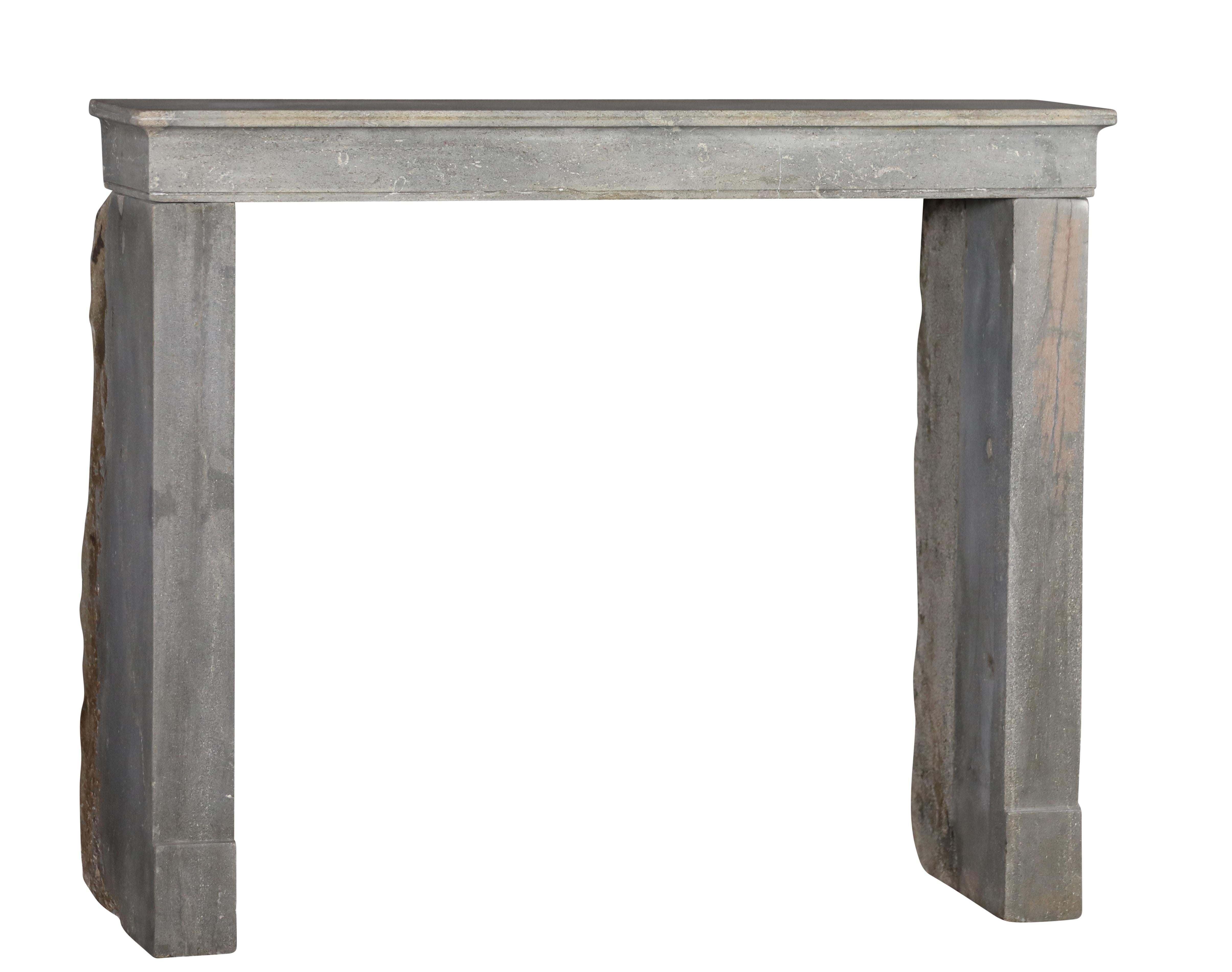 Cheminée intemporelle en pierre grise bicolore.
Les lignes droites et la simplicité de cette petite cheminée conviennent parfaitement aux intérieurs intemporels.
La pierre dure bicolore lui donne une touche supplémentaire.
Il a été récupéré près