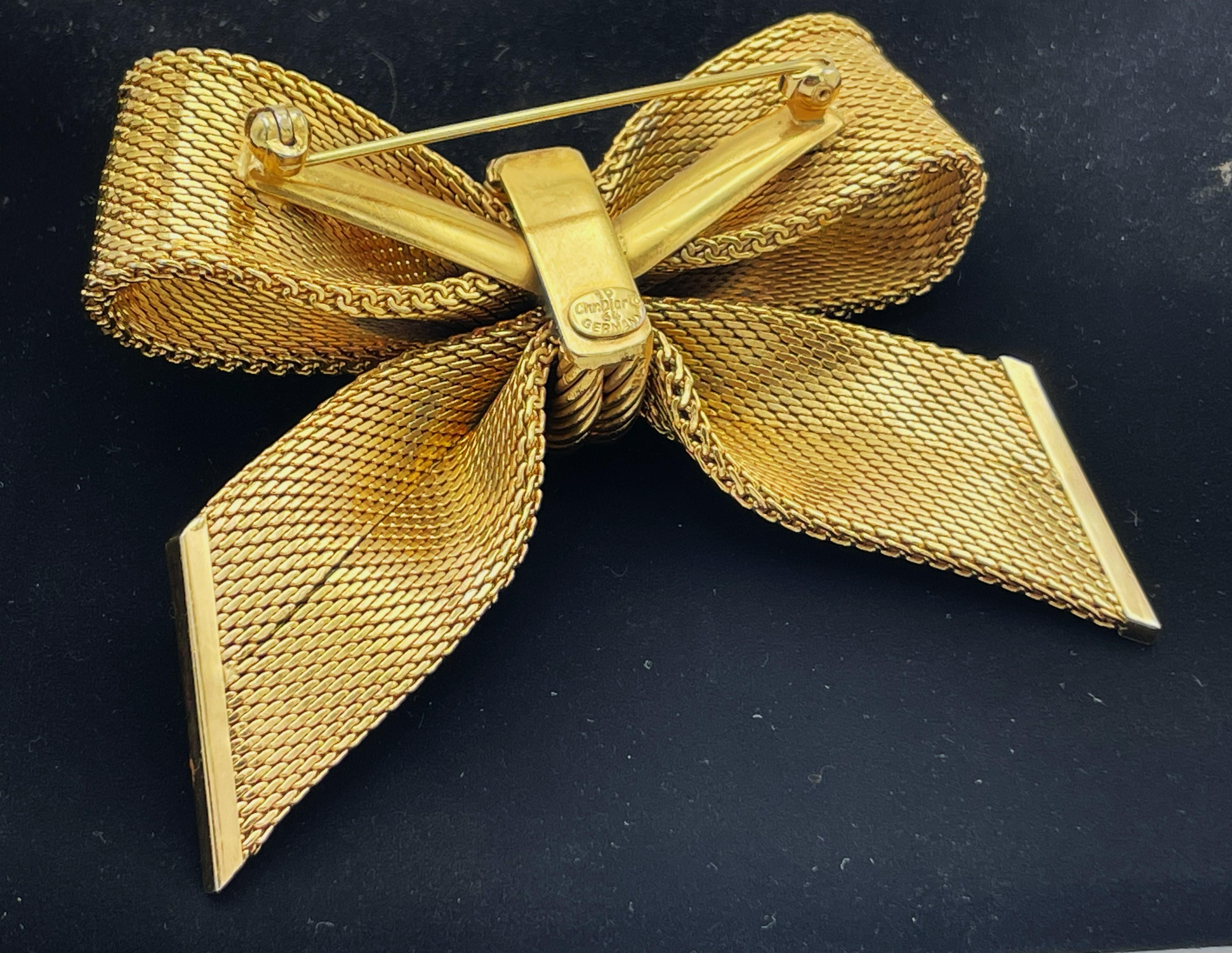 Broche Timeless en forme de nœud par Christian Dior, signée 1964 Allemagne en vente 6