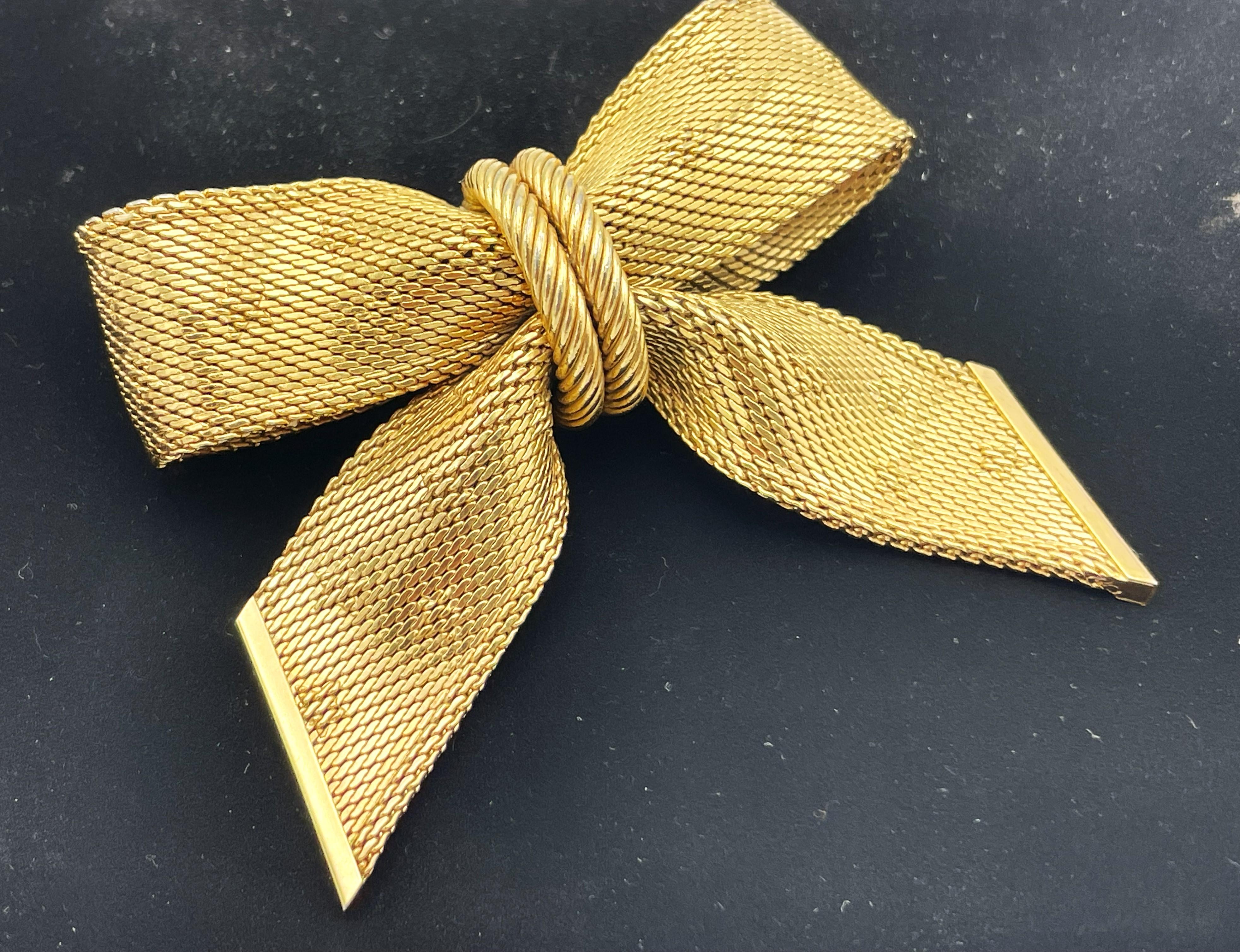 Broche Timeless en forme de nœud par Christian Dior, signée 1964 Allemagne en vente 7