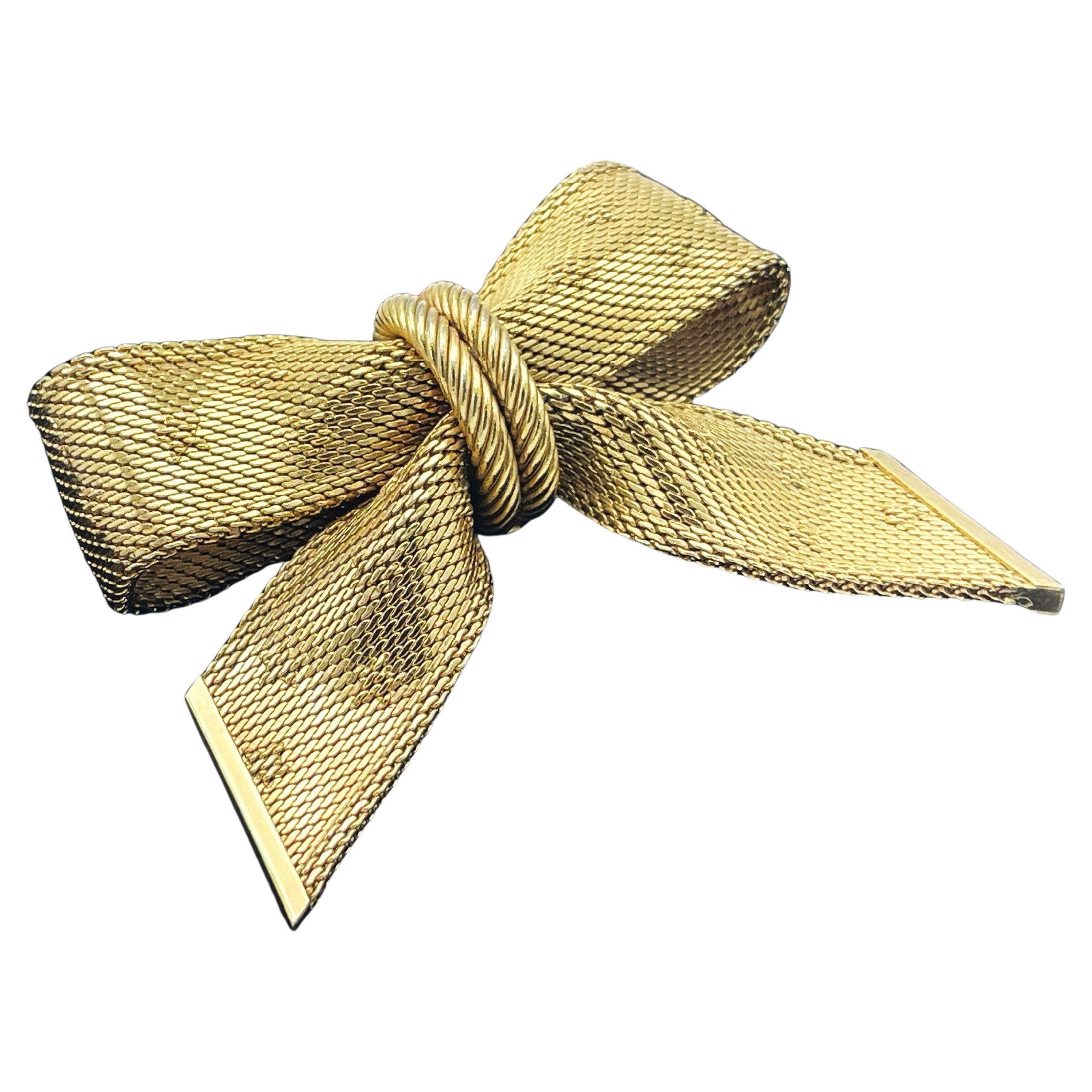 Broche intemporelle en forme de noeud par Christian Dior, très tôt signée 1964 Allemagne. Plaqué or - très bon état !

Dimension 
Largeur    6.5 cm 
Hauteur   6    cm 
Profondeur     2    cm 
Largeur de la sangle 2 cm

