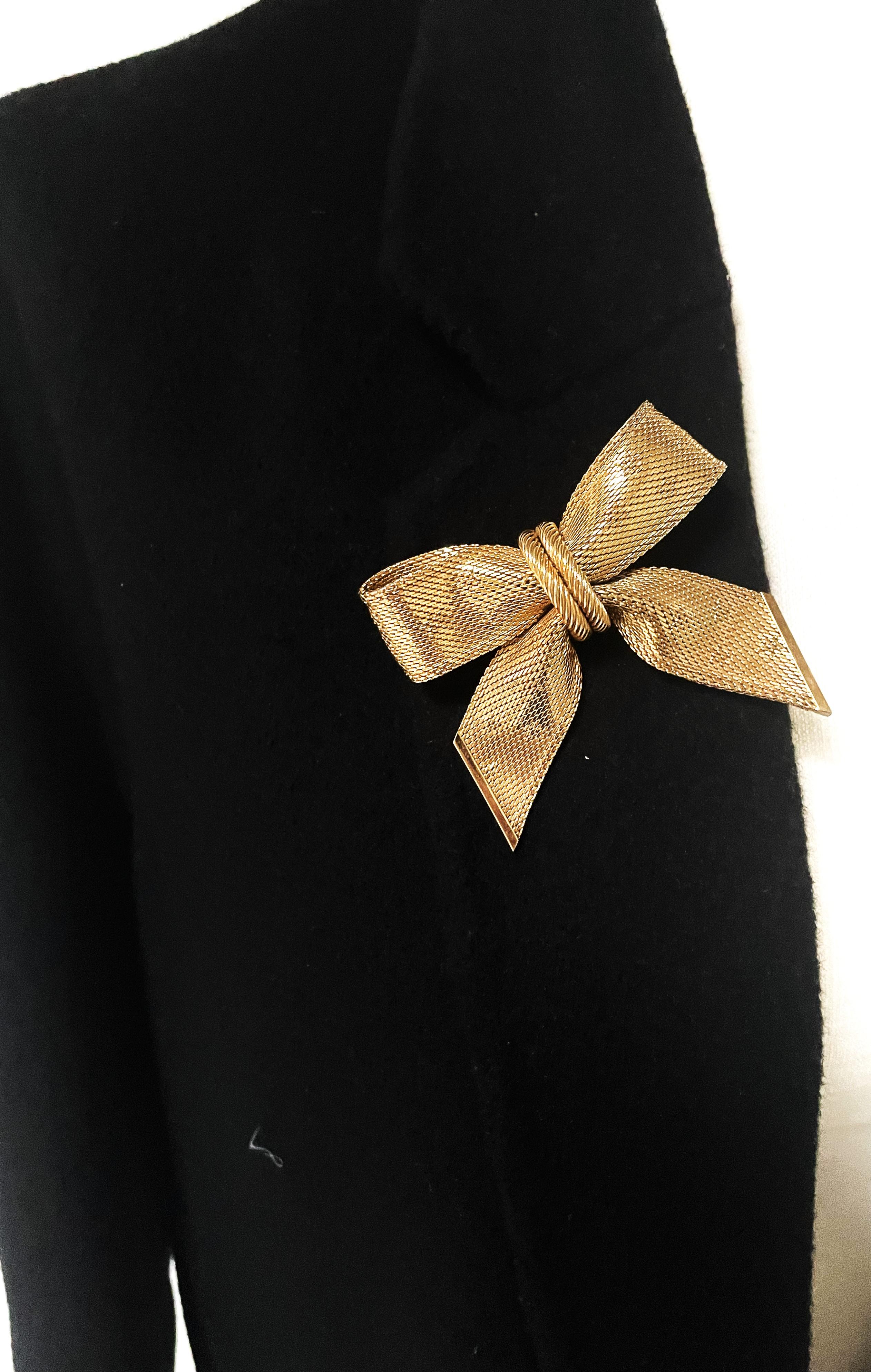 Broche Timeless en forme de nœud par Christian Dior, signée 1964 Allemagne Excellent état - En vente à Stuttgart, DE