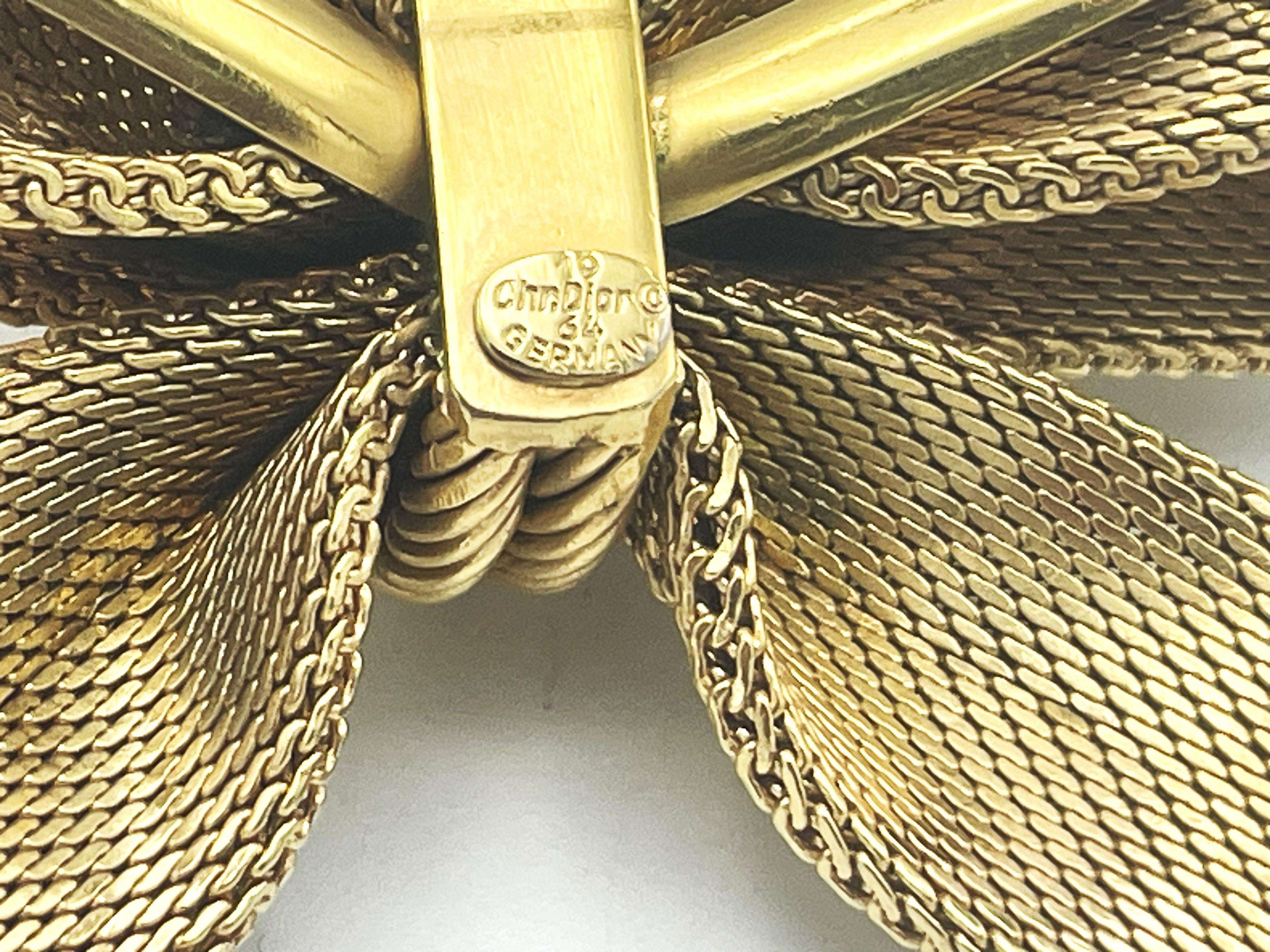 Broche Timeless en forme de nœud par Christian Dior, signée 1964 Allemagne Pour femmes en vente
