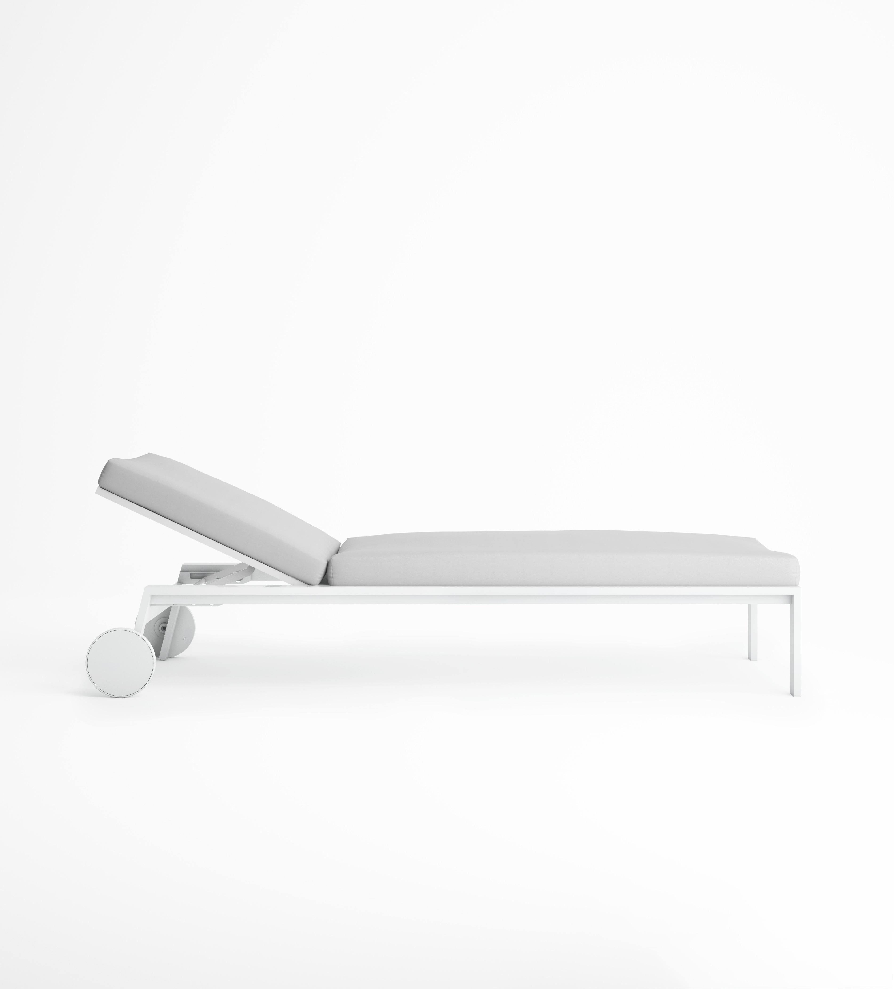 Timeless es la colección de mobiliario de exterior inspirada en el lenguaje arquitectónico racional de principios del siglo XX, diseñada por José A. Gandía-Blasco Canales y Borja García. Su diseño de formas discretas pero con carácter comunica