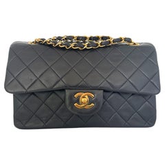 Vintage Timeless Chanel Classique 23 cm handbag in black lambskin and gold-plated gold m