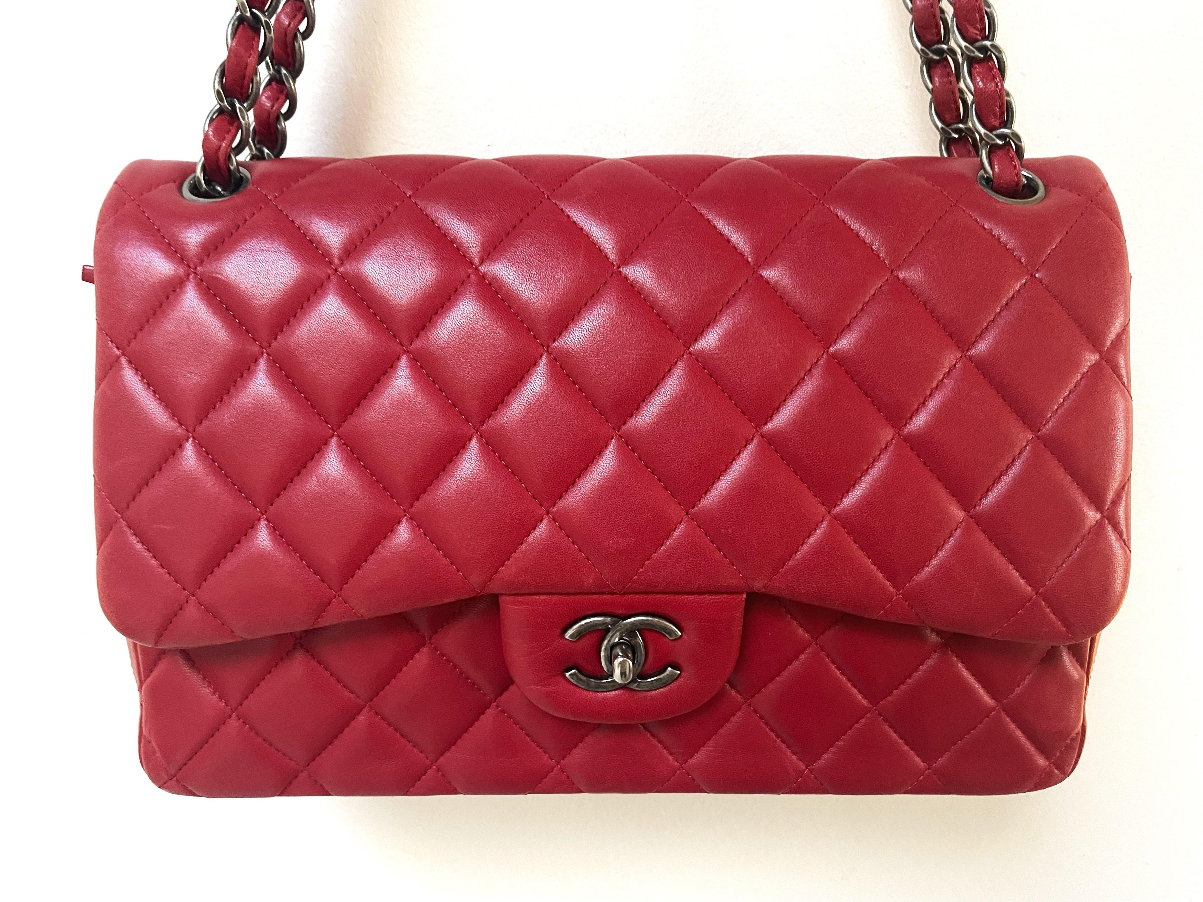 Intramontabile borsa JUMBO di Chanel (Made in Italy), in pelle lamé trapuntata rossa. Doppia tasca interna, manico a catena in metallo argentato intrecciato con pelle rossa e chiusura CC. All'interno il numero identificativo 20187875.