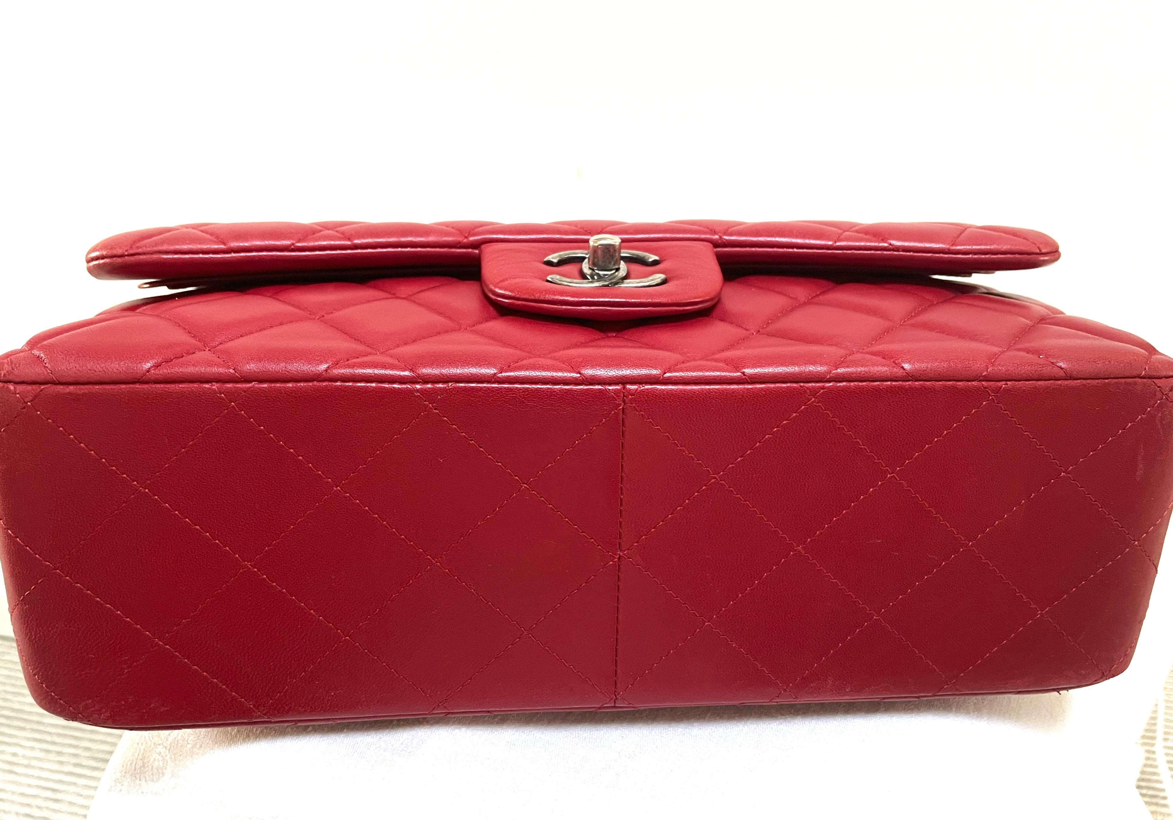 BORSA JUMBO TIMELESS Chanel, pelle di montone trapuntata rossa, 2010, catena in metallo argentato in vendita 1