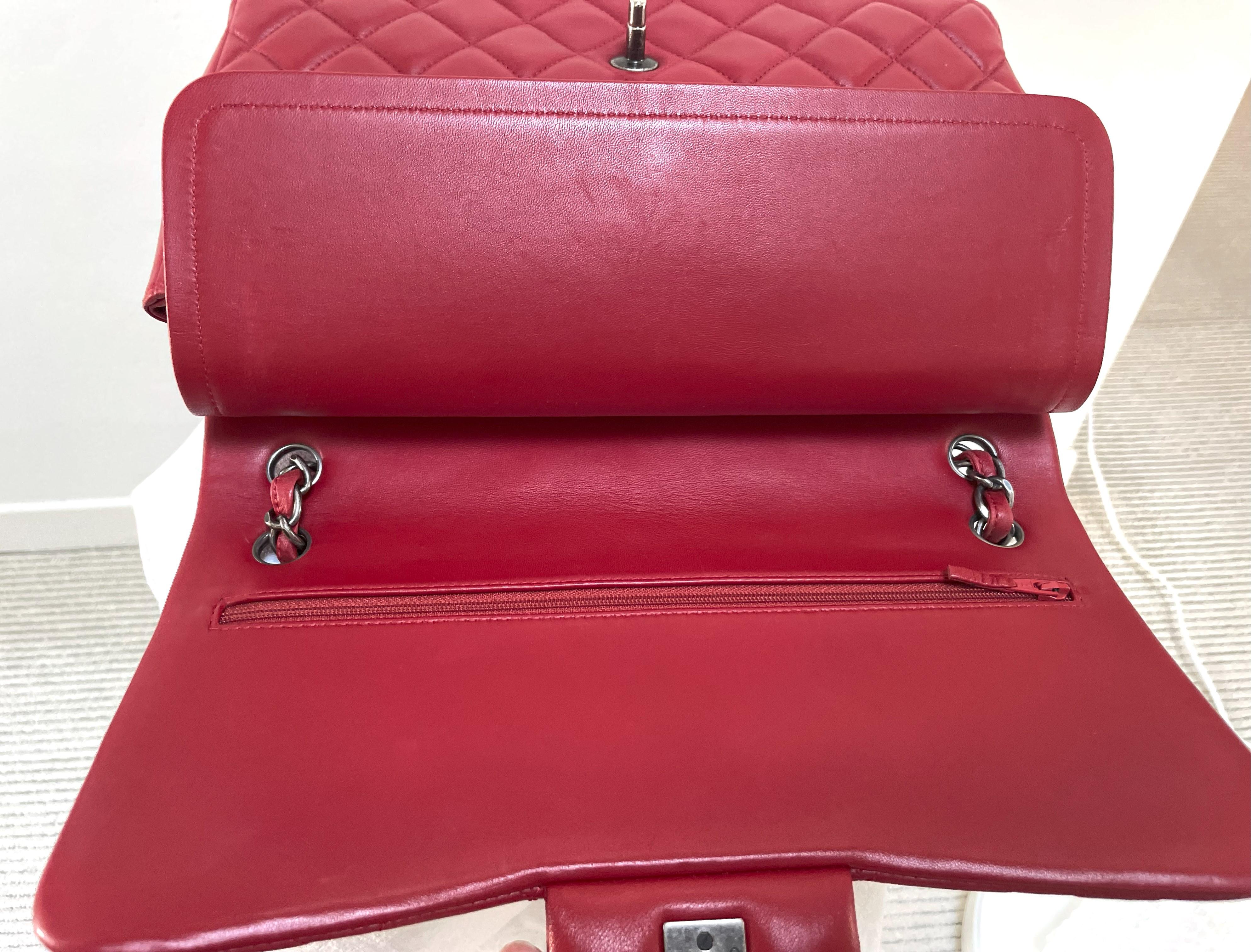 BORSA JUMBO TIMELESS Chanel, pelle di montone trapuntata rossa, 2010, catena in metallo argentato in vendita 4