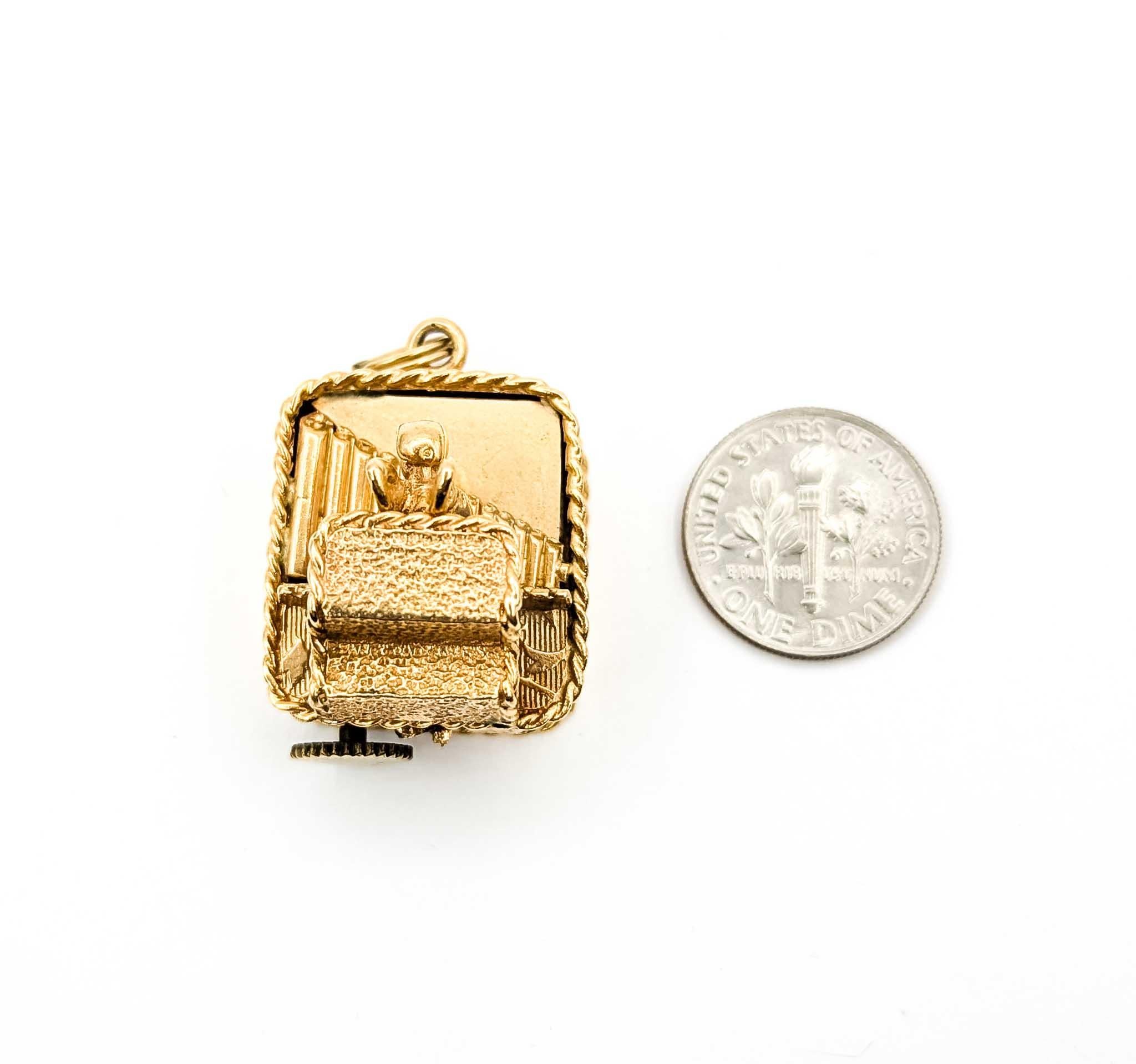 Pendentif boîte à musique intemporelle en or jaune 14k avec chérubin en vente 5