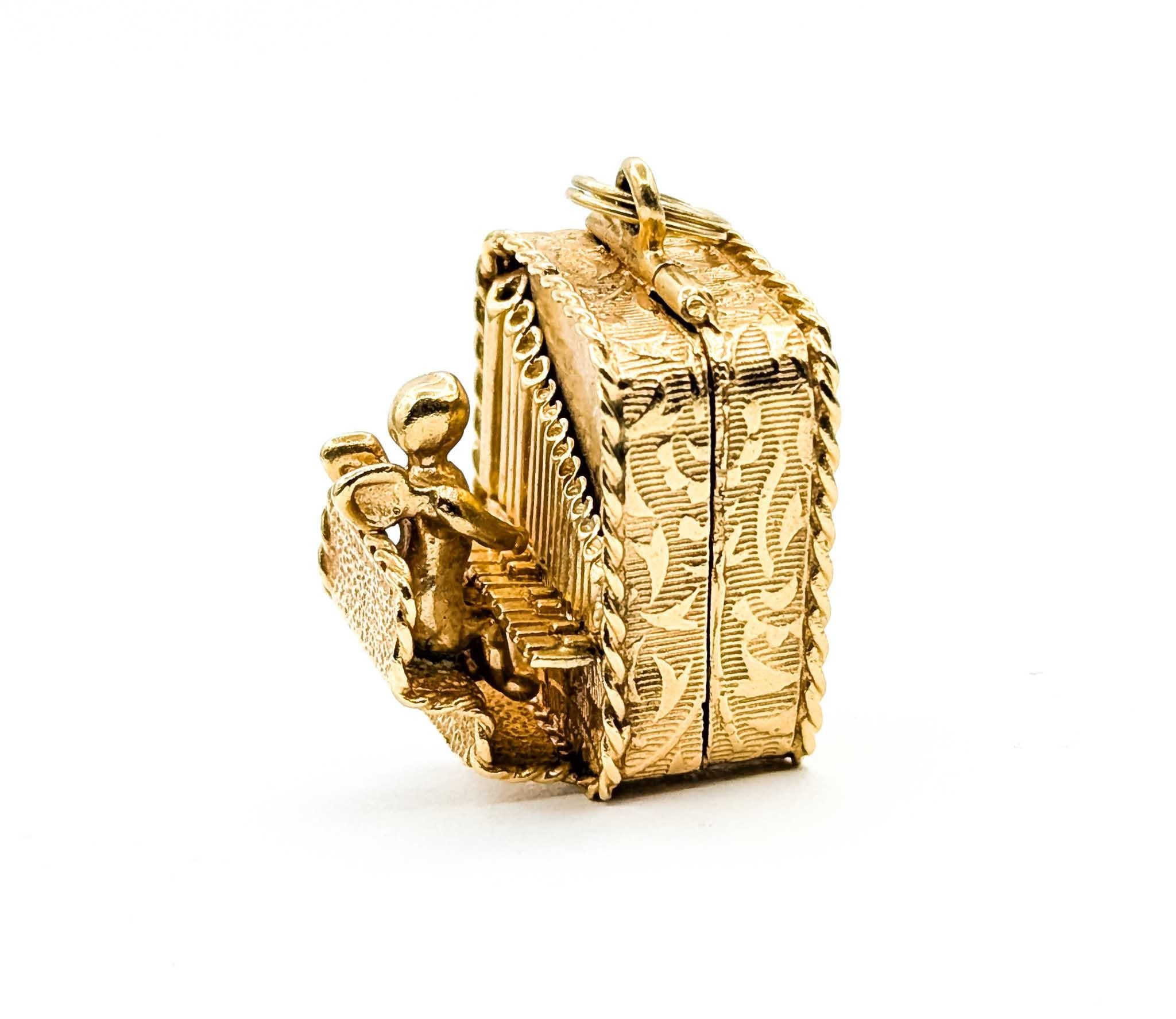 Baroque Pendentif boîte à musique intemporelle en or jaune 14k avec chérubin en vente