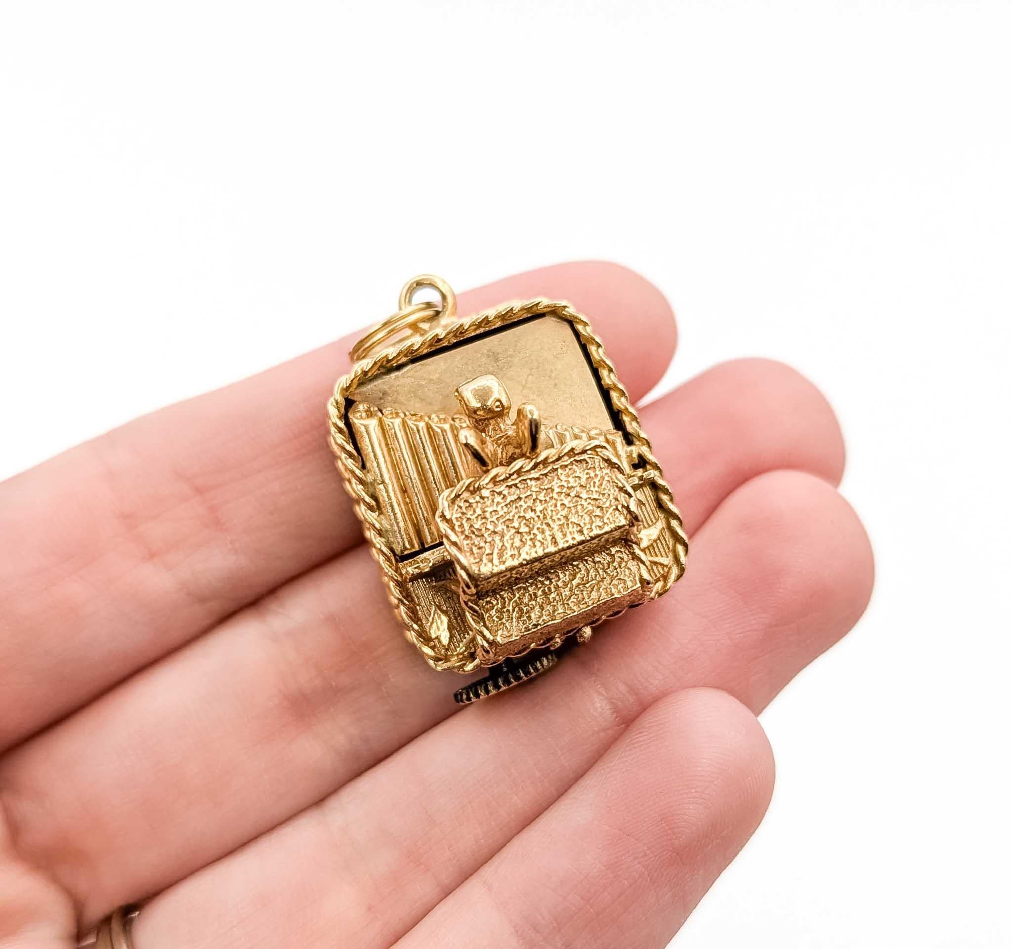 Pendentif boîte à musique intemporelle en or jaune 14k avec chérubin Excellent état - En vente à Bloomington, MN