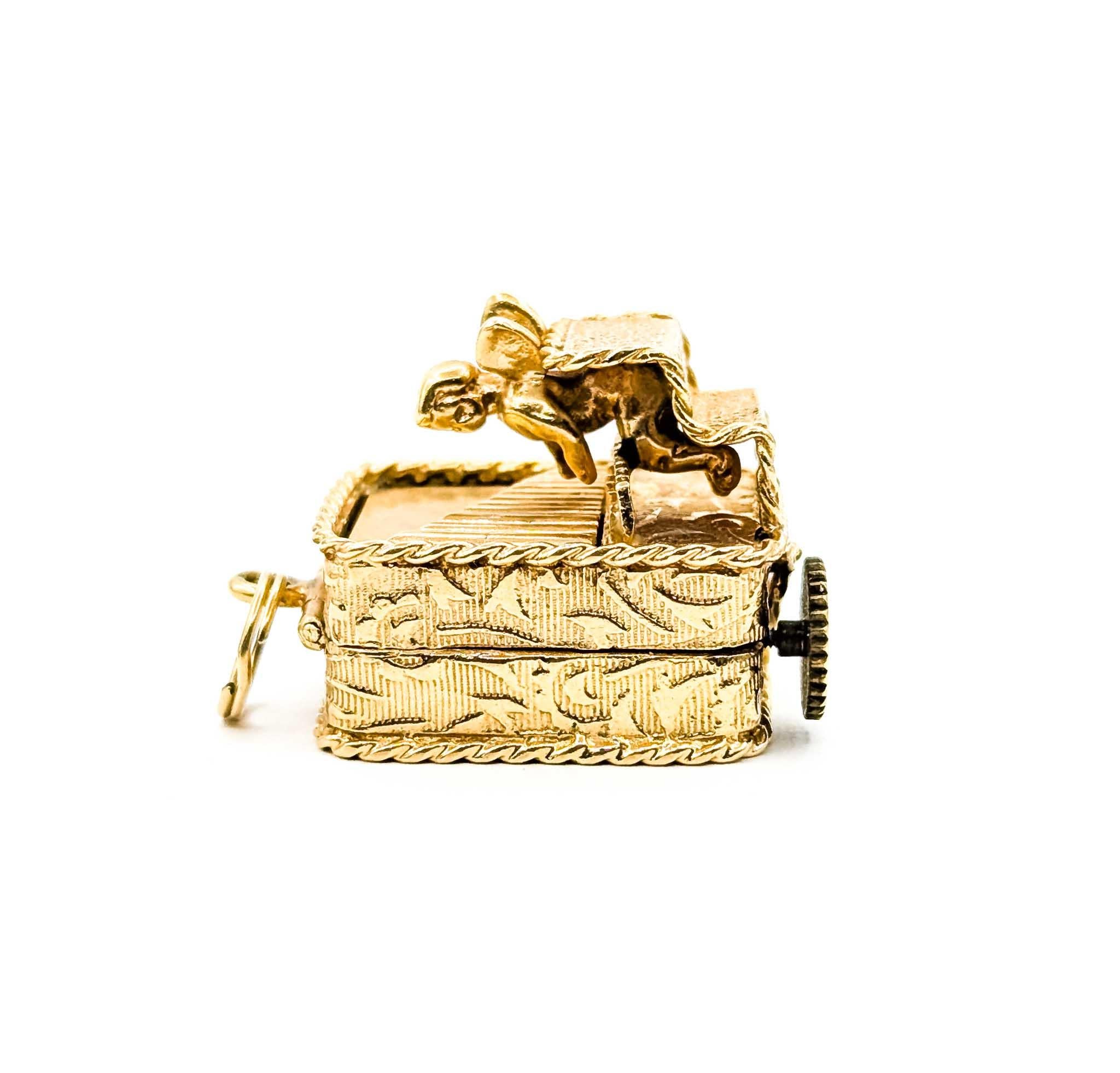 Pendentif boîte à musique intemporelle en or jaune 14k avec chérubin Pour femmes en vente