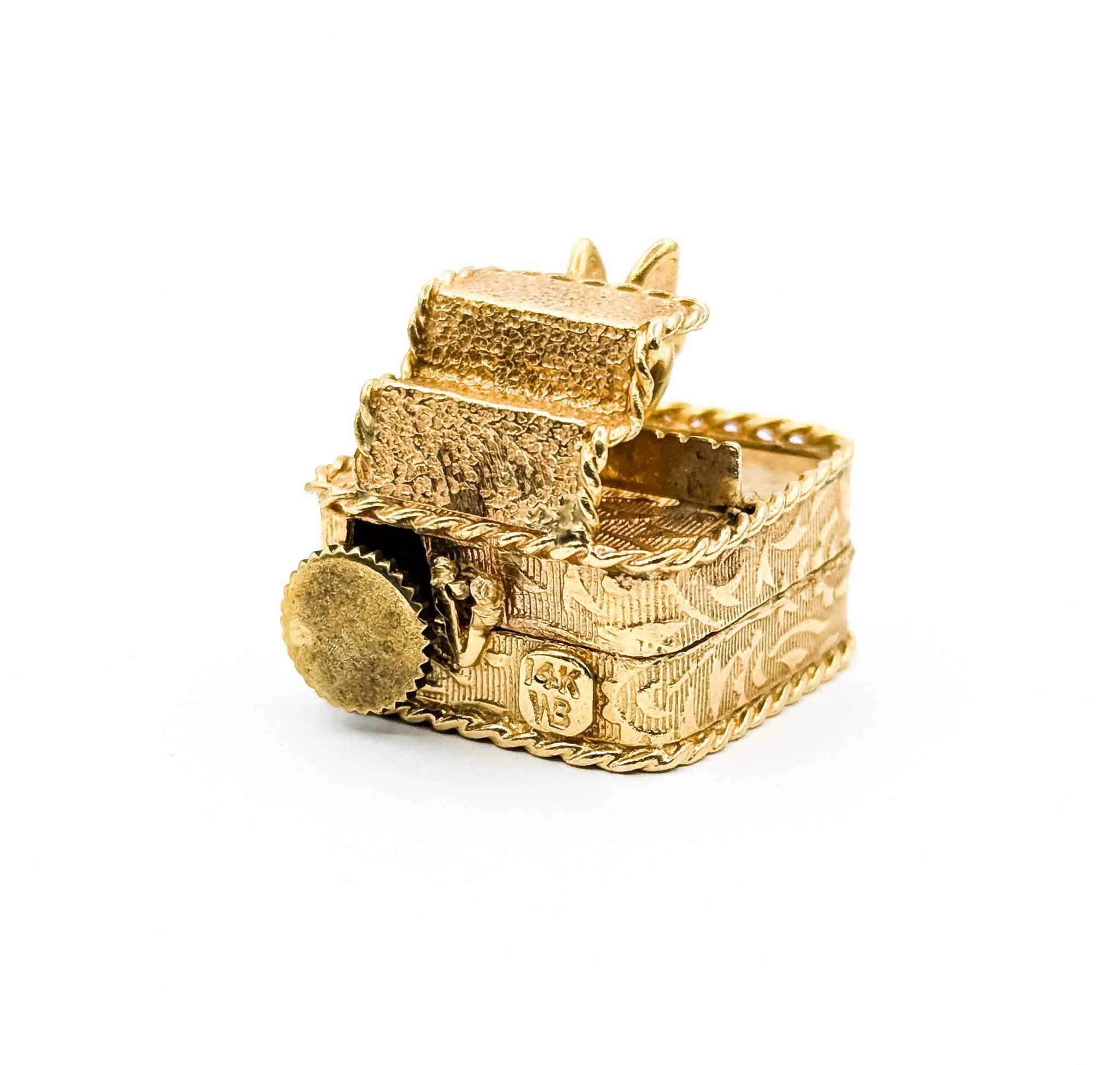 Pendentif boîte à musique intemporelle en or jaune 14k avec chérubin en vente 1
