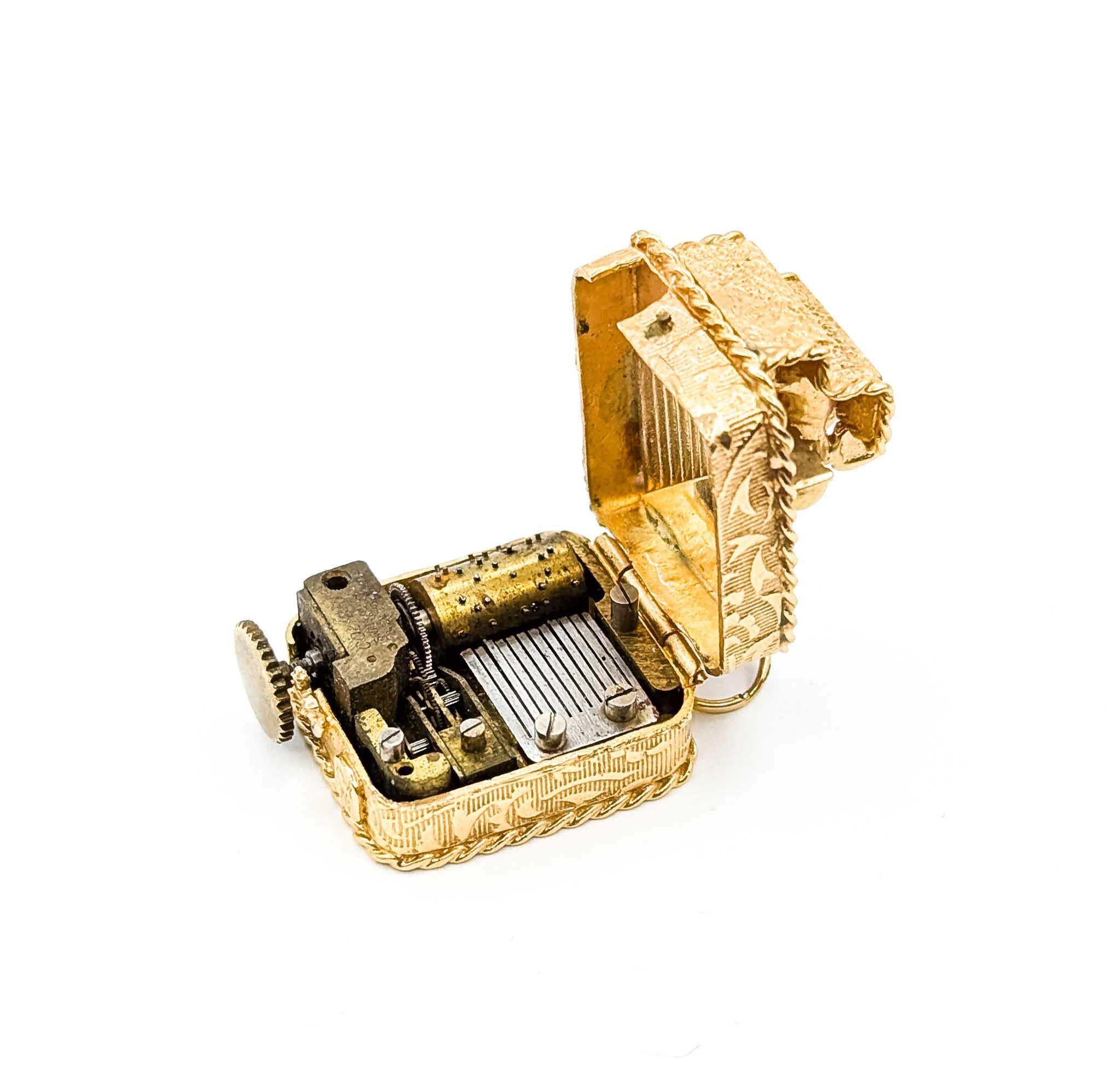 Pendentif boîte à musique intemporelle en or jaune 14k avec chérubin en vente 2