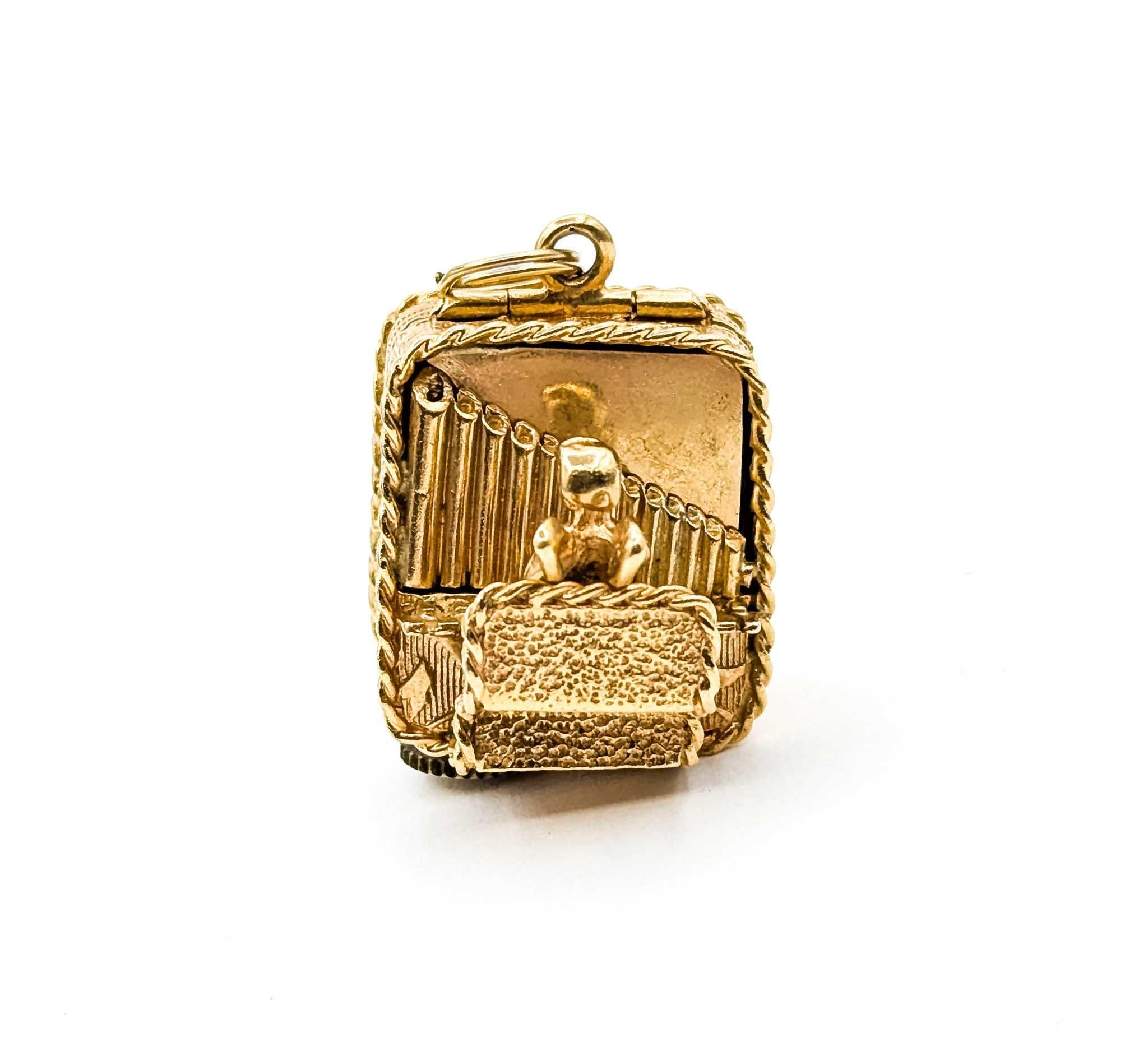 Pendentif boîte à musique intemporelle en or jaune 14k avec chérubin en vente 3