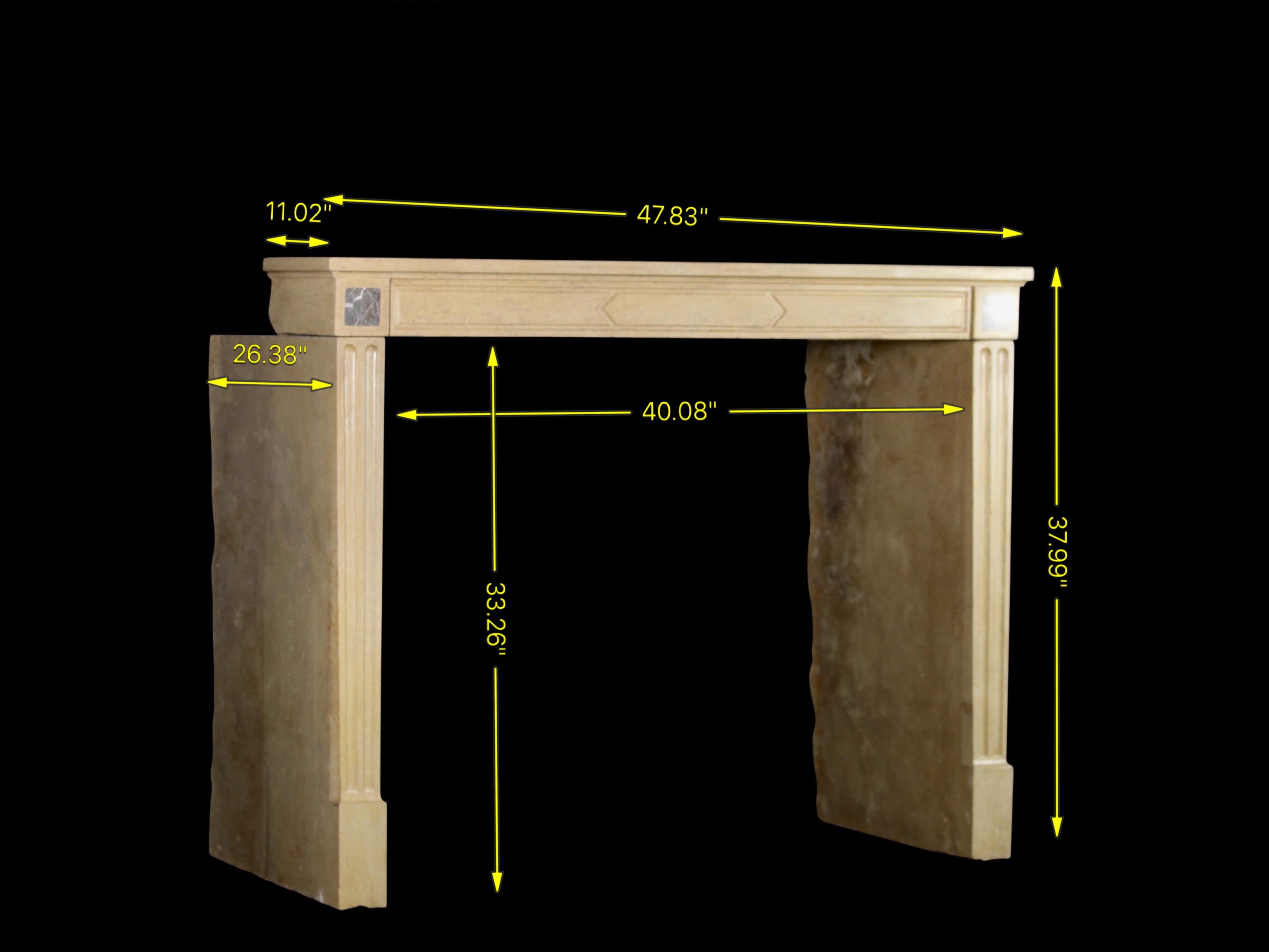 Entorno de Chimenea Antiguo de Piedra Caliza Francesa Chique Intemporal en Excelente estado para la venta en Beervelde, BE