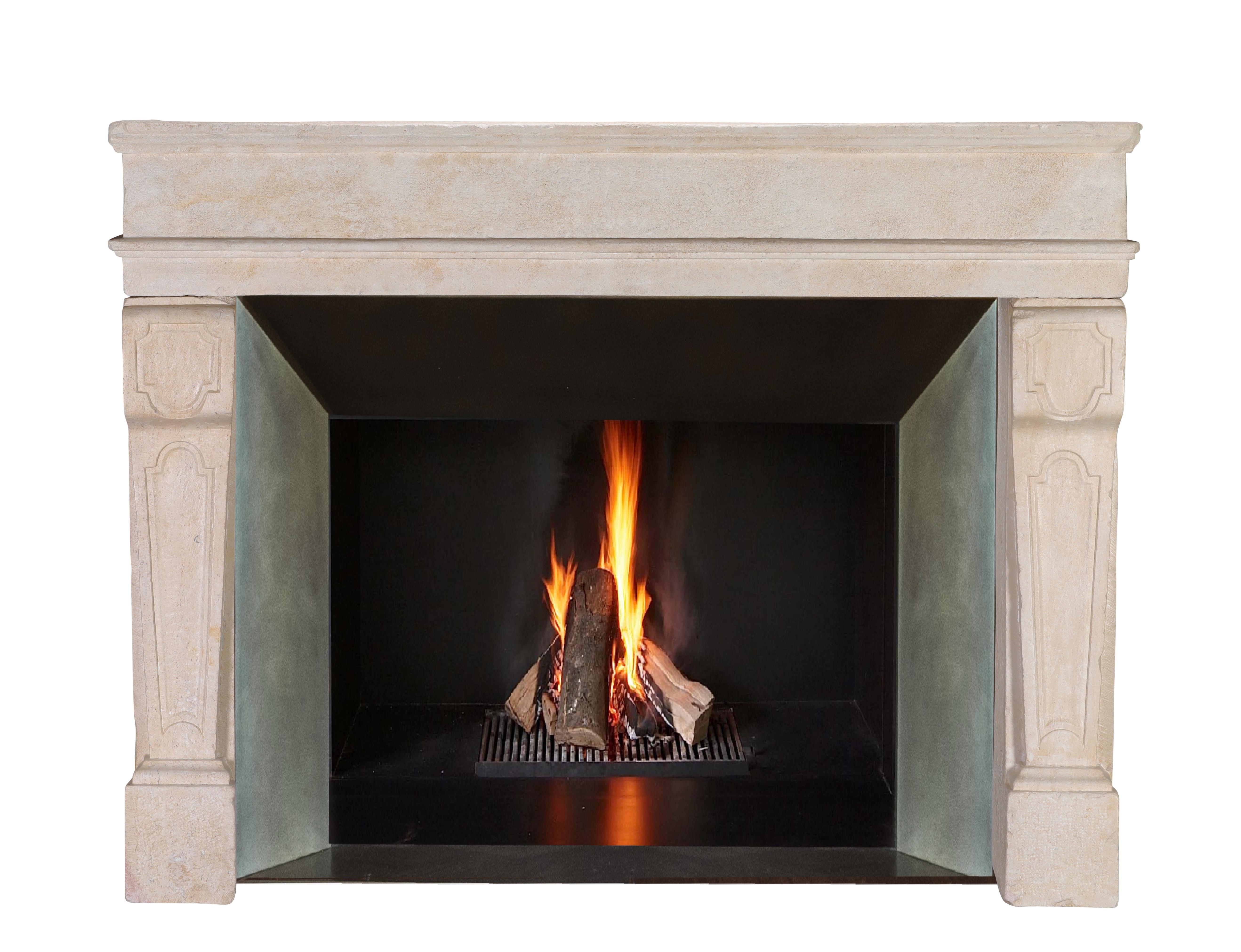Français Design d'intérieur éclectique intemporel, côtier et minimal Cheminée en pierre calcaire en vente