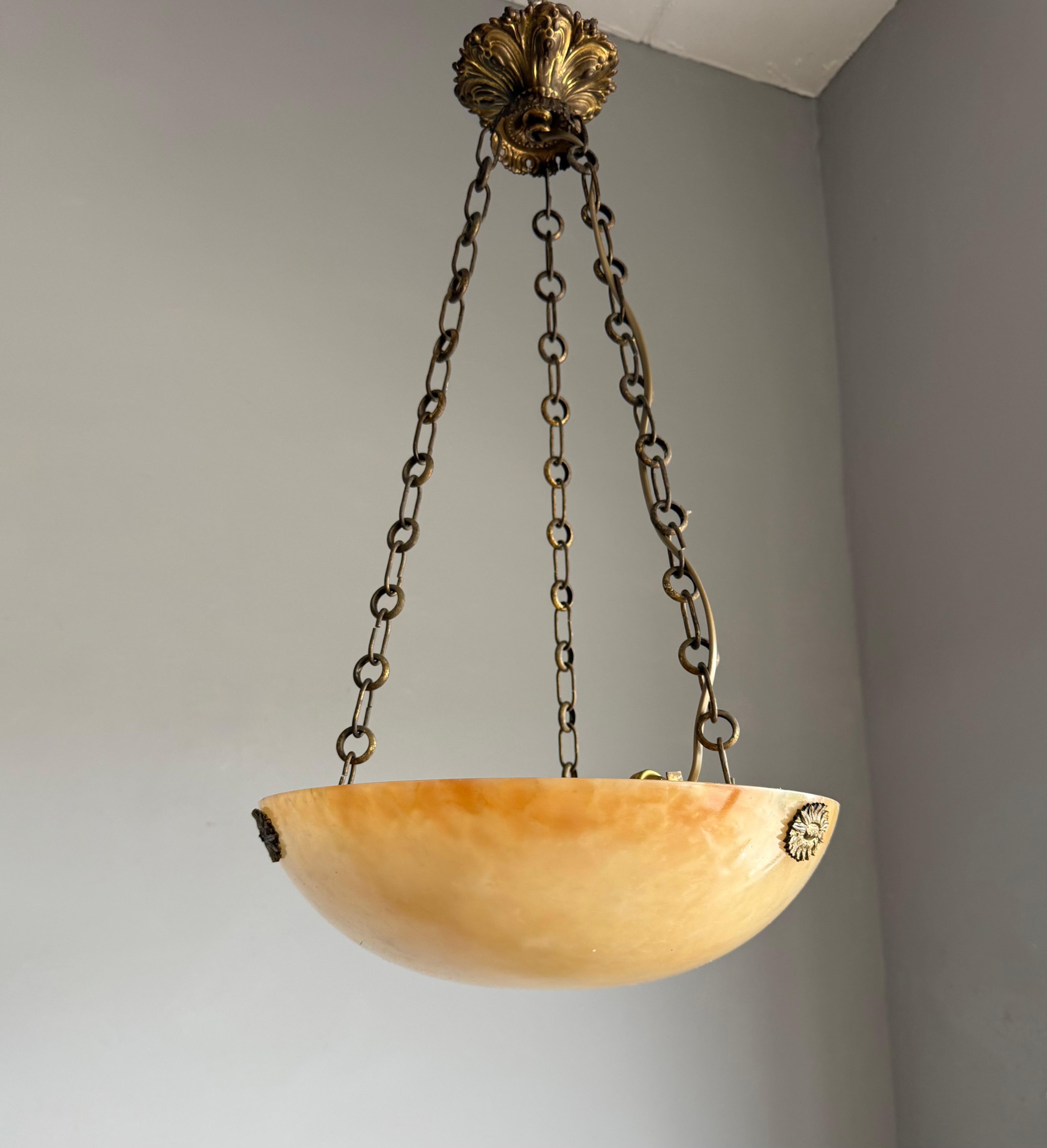 Luce a sospensione in alabastro Art Deco senza tempo e colorata con. Punti di sospensione in bronzo in vendita 2