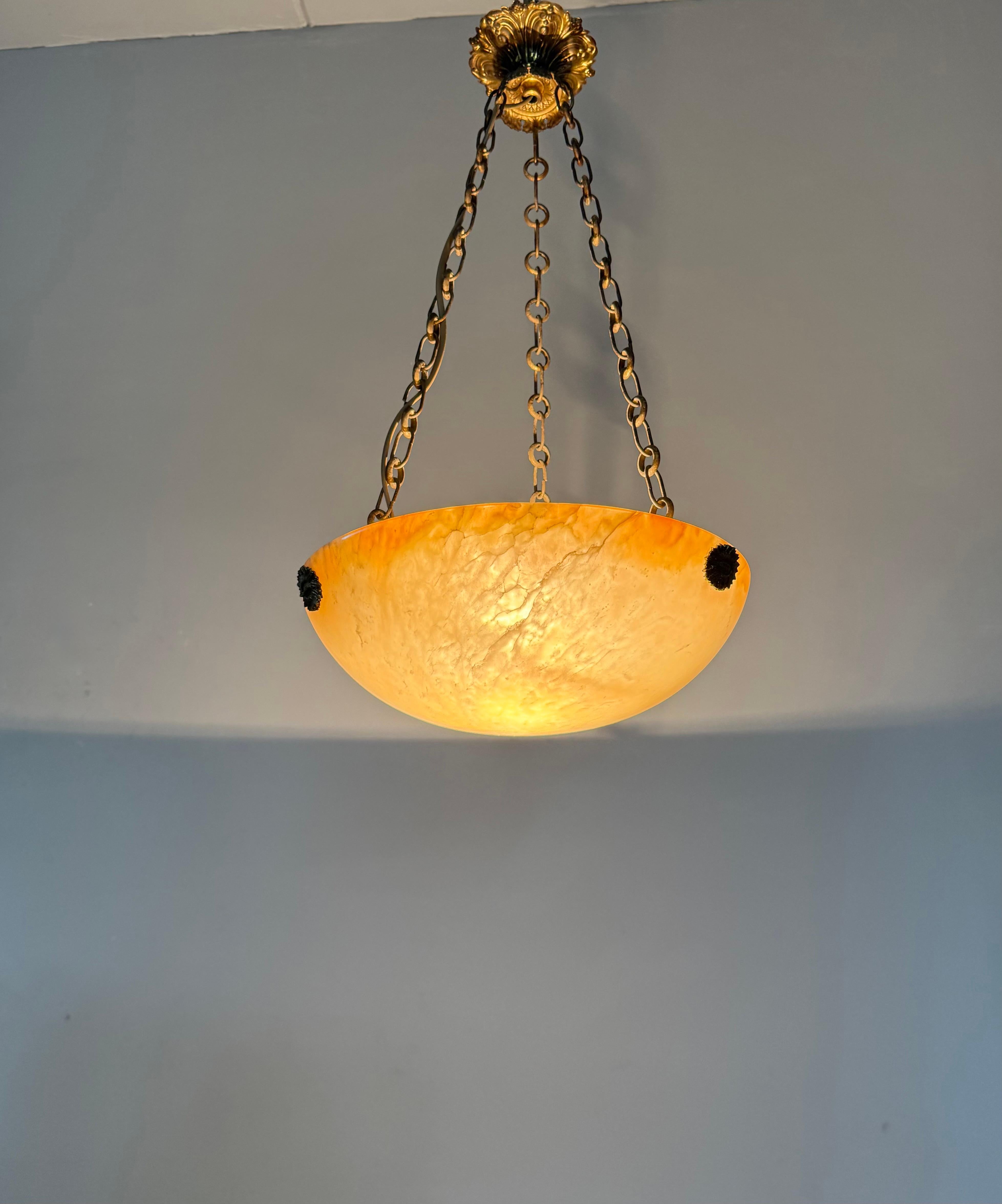 Luce a sospensione in alabastro Art Deco senza tempo e colorata con. Punti di sospensione in bronzo in vendita 5