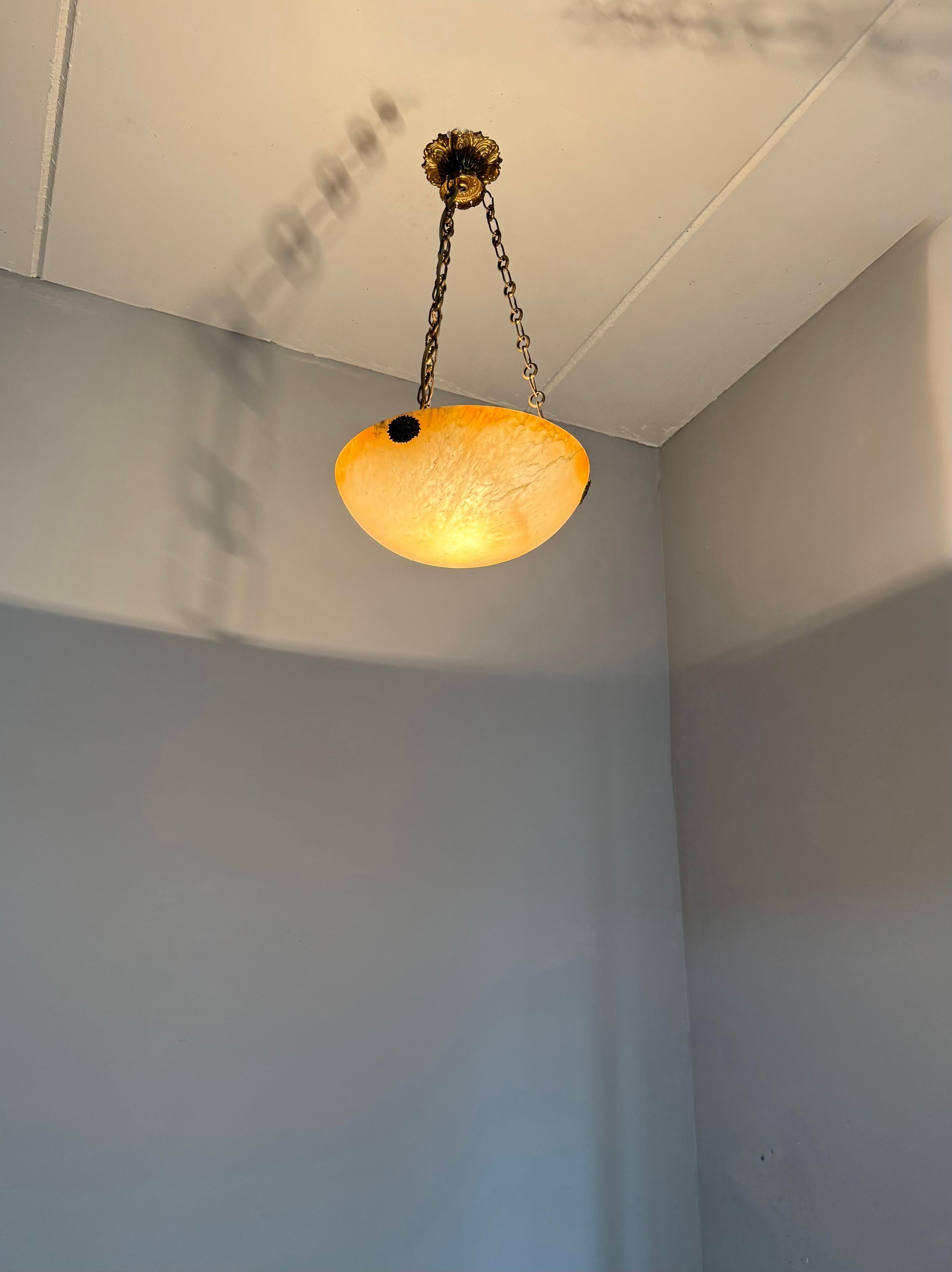 Luce a sospensione in alabastro Art Deco senza tempo e colorata con. Punti di sospensione in bronzo in vendita 6