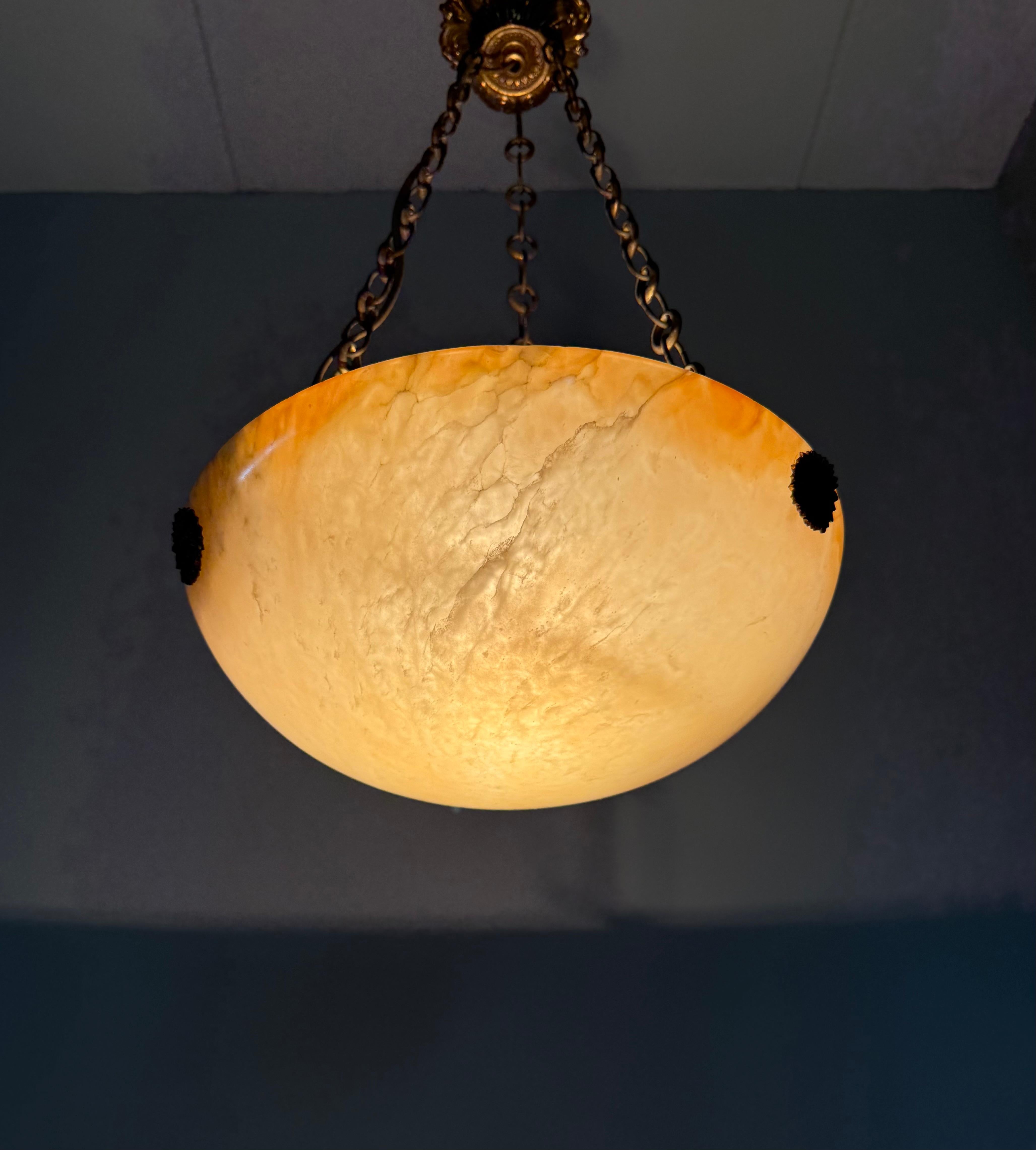 Luce a sospensione in alabastro Art Deco senza tempo e colorata con. Punti di sospensione in bronzo in vendita 7