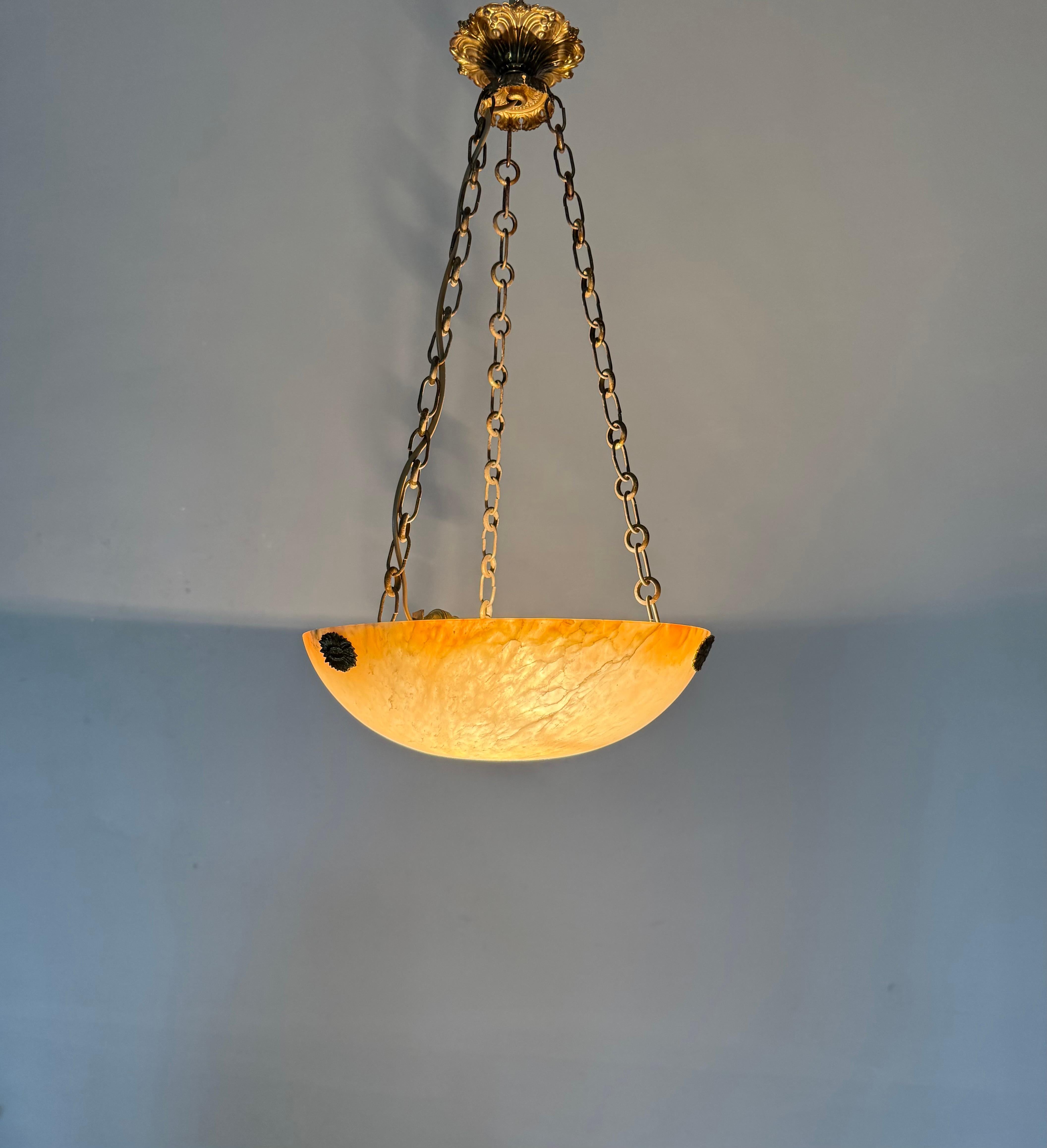 Luce a sospensione in alabastro Art Deco senza tempo e colorata con. Punti di sospensione in bronzo in vendita 8