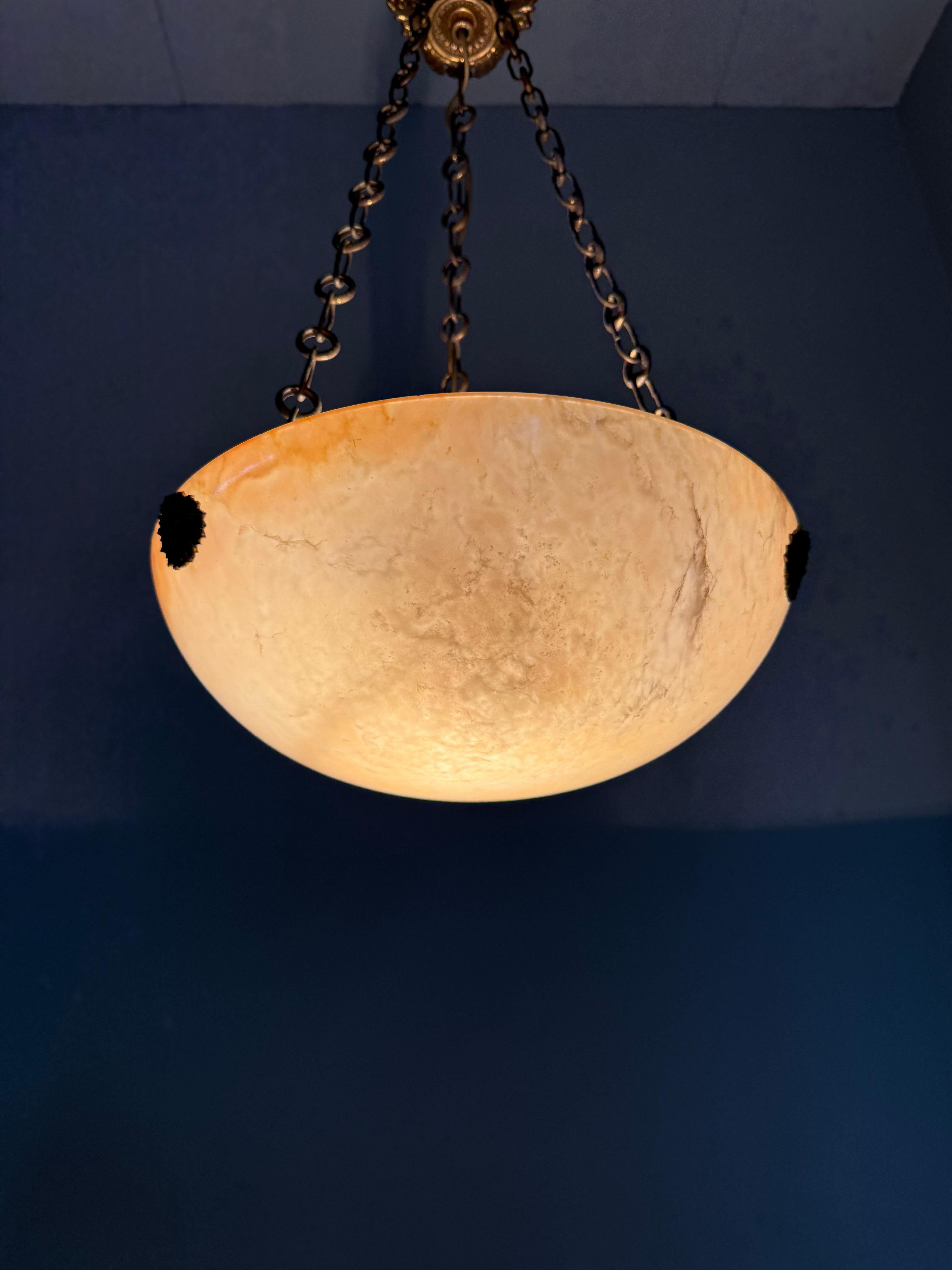 Luce a sospensione in alabastro Art Deco senza tempo e colorata con. Punti di sospensione in bronzo in vendita 9