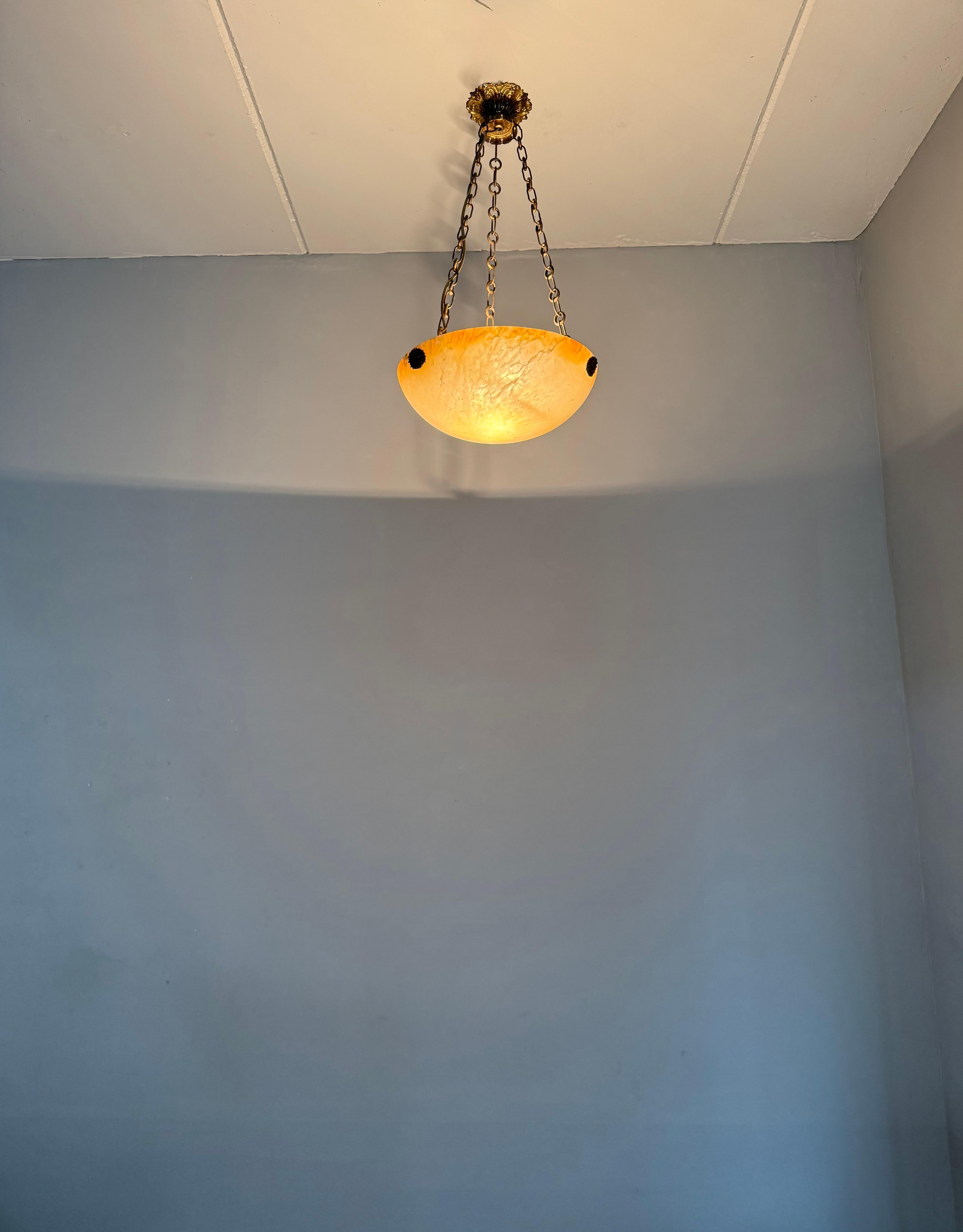 Luce a sospensione in alabastro Art Deco senza tempo e colorata con. Punti di sospensione in bronzo in vendita 10