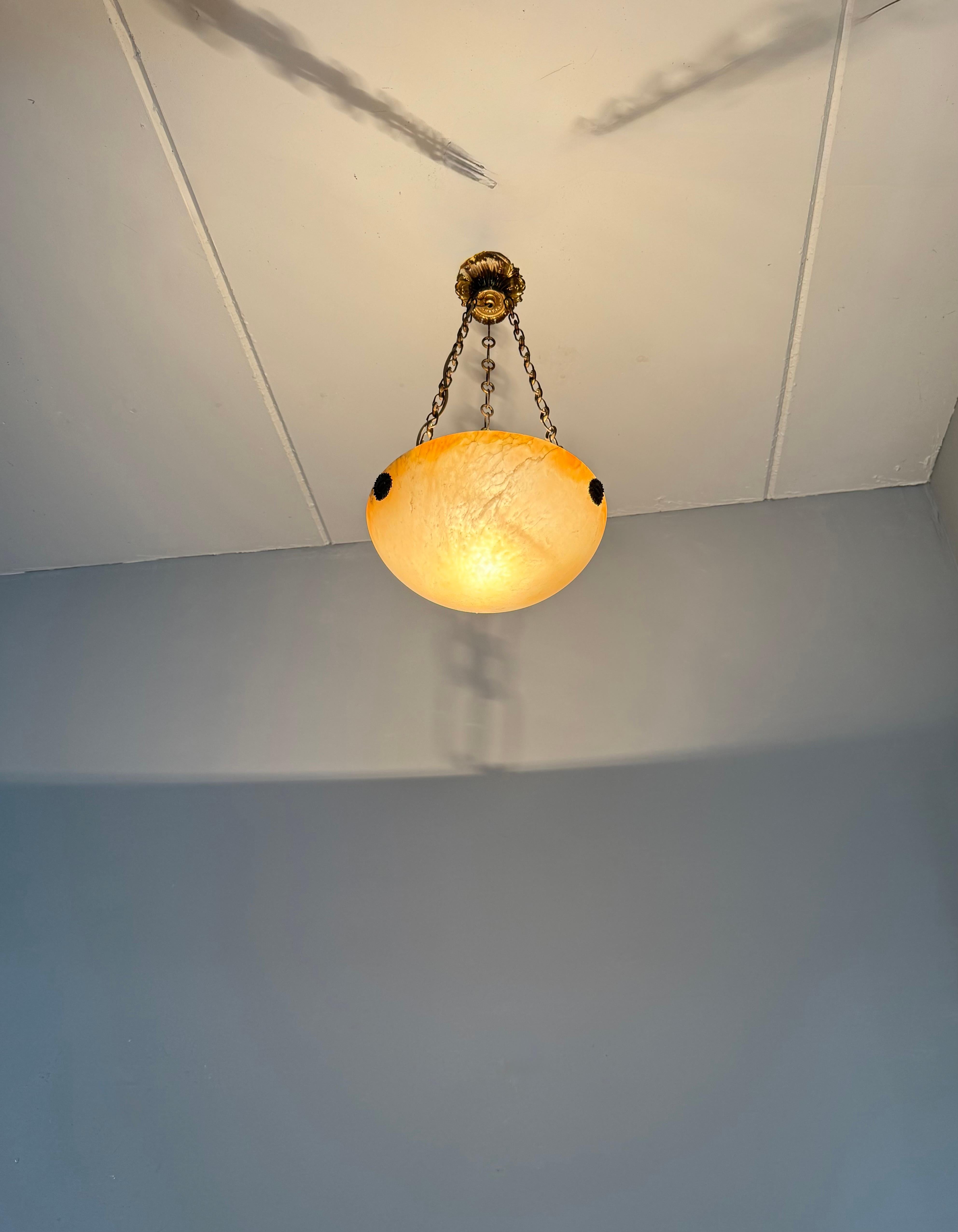 Luce a sospensione in alabastro Art Deco senza tempo e colorata con. Punti di sospensione in bronzo in vendita 11