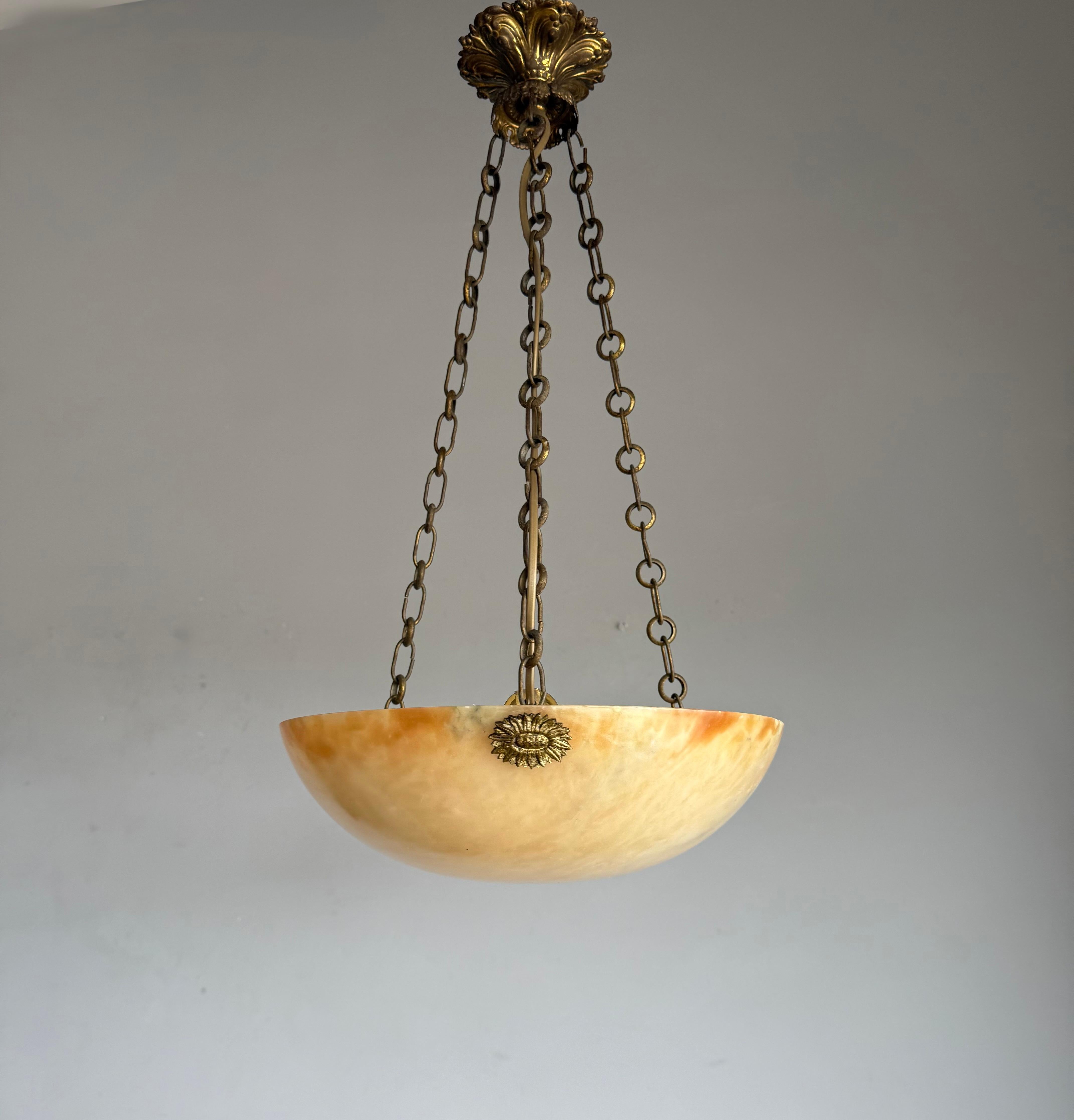 Ciondolo in alabastro in ottime condizioni e con venature e motivi naturali.

Grazie alle sue dimensioni pratiche, alla sua forma perfettamente arrotondata e al suo design senza tempo, questo lampadario in alabastro è destinato a illuminare le tue