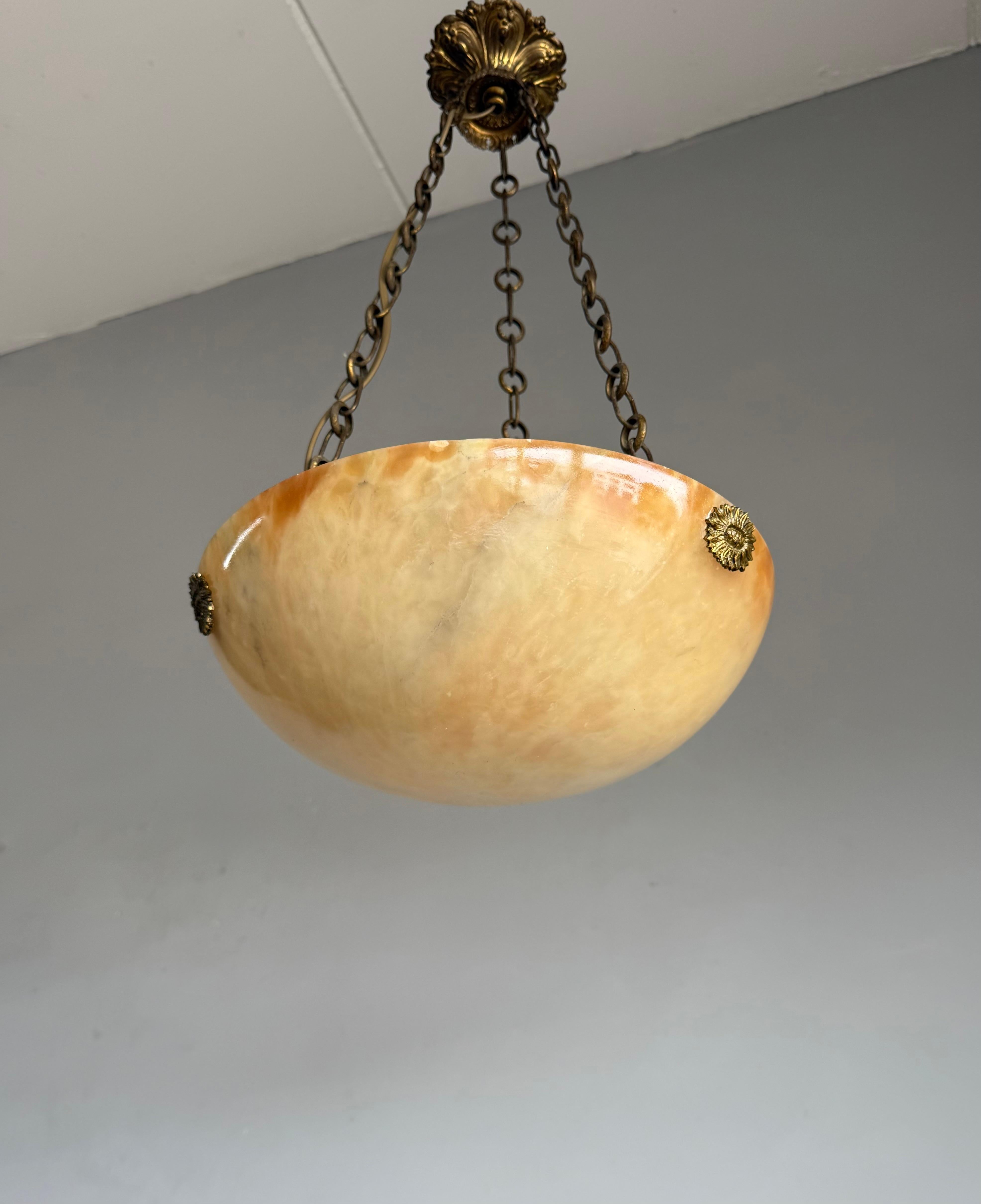 Francese Luce a sospensione in alabastro Art Deco senza tempo e colorata con. Punti di sospensione in bronzo in vendita
