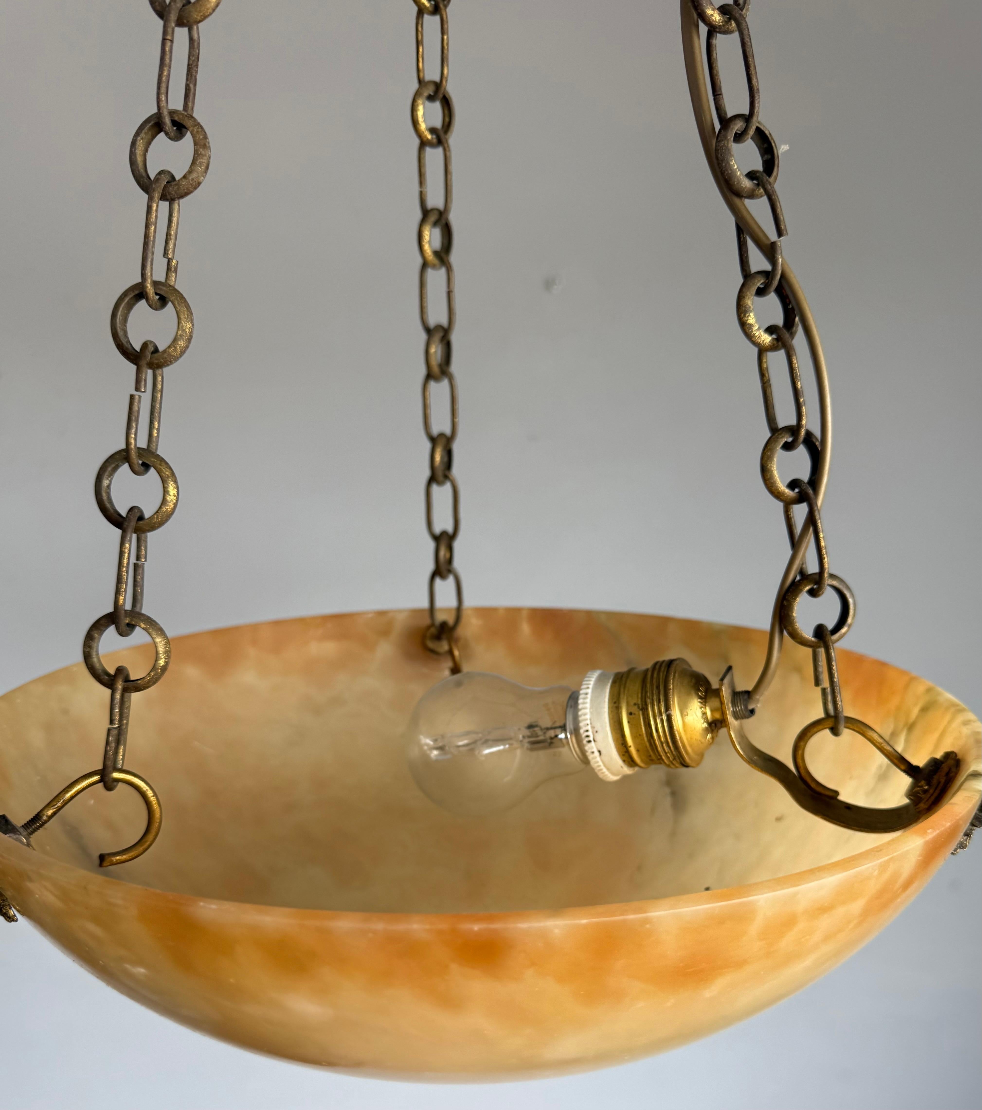XX secolo Luce a sospensione in alabastro Art Deco senza tempo e colorata con. Punti di sospensione in bronzo in vendita
