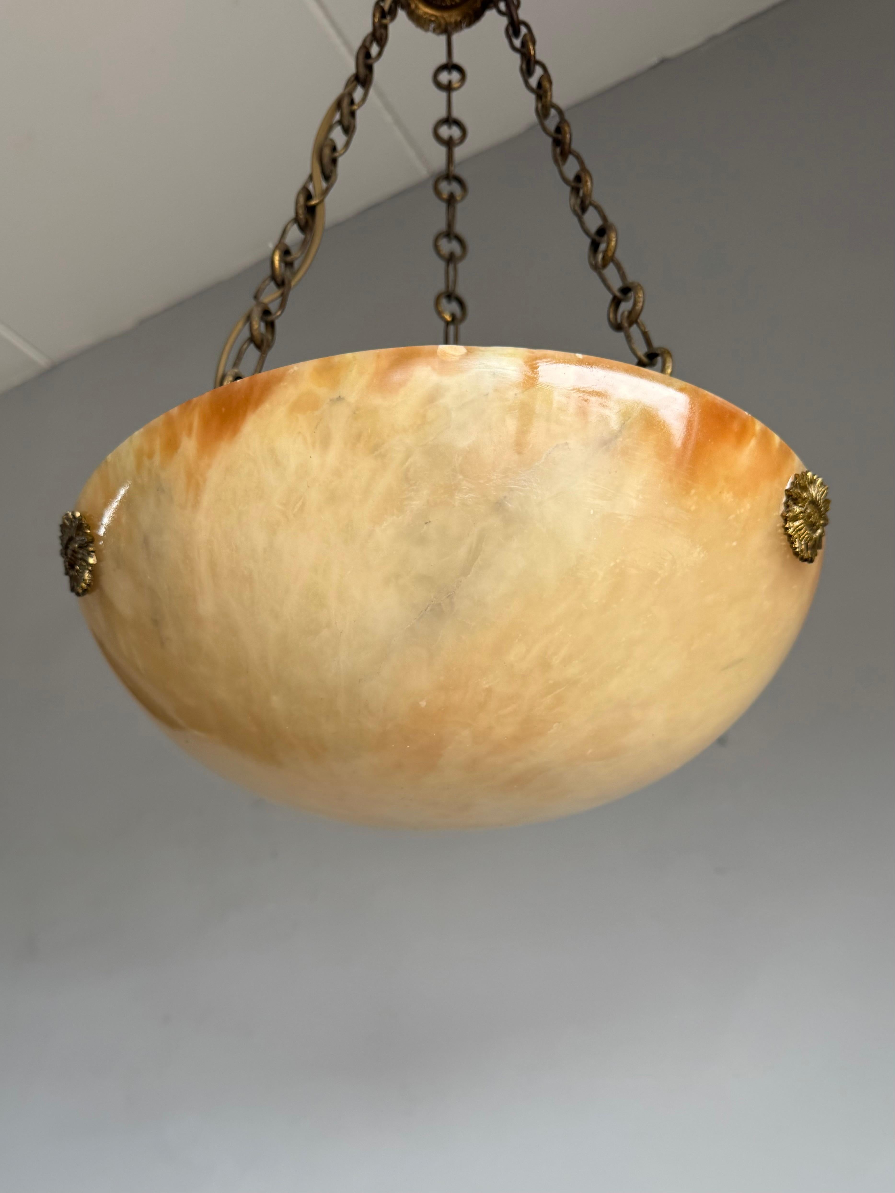 Metallo Luce a sospensione in alabastro Art Deco senza tempo e colorata con. Punti di sospensione in bronzo in vendita