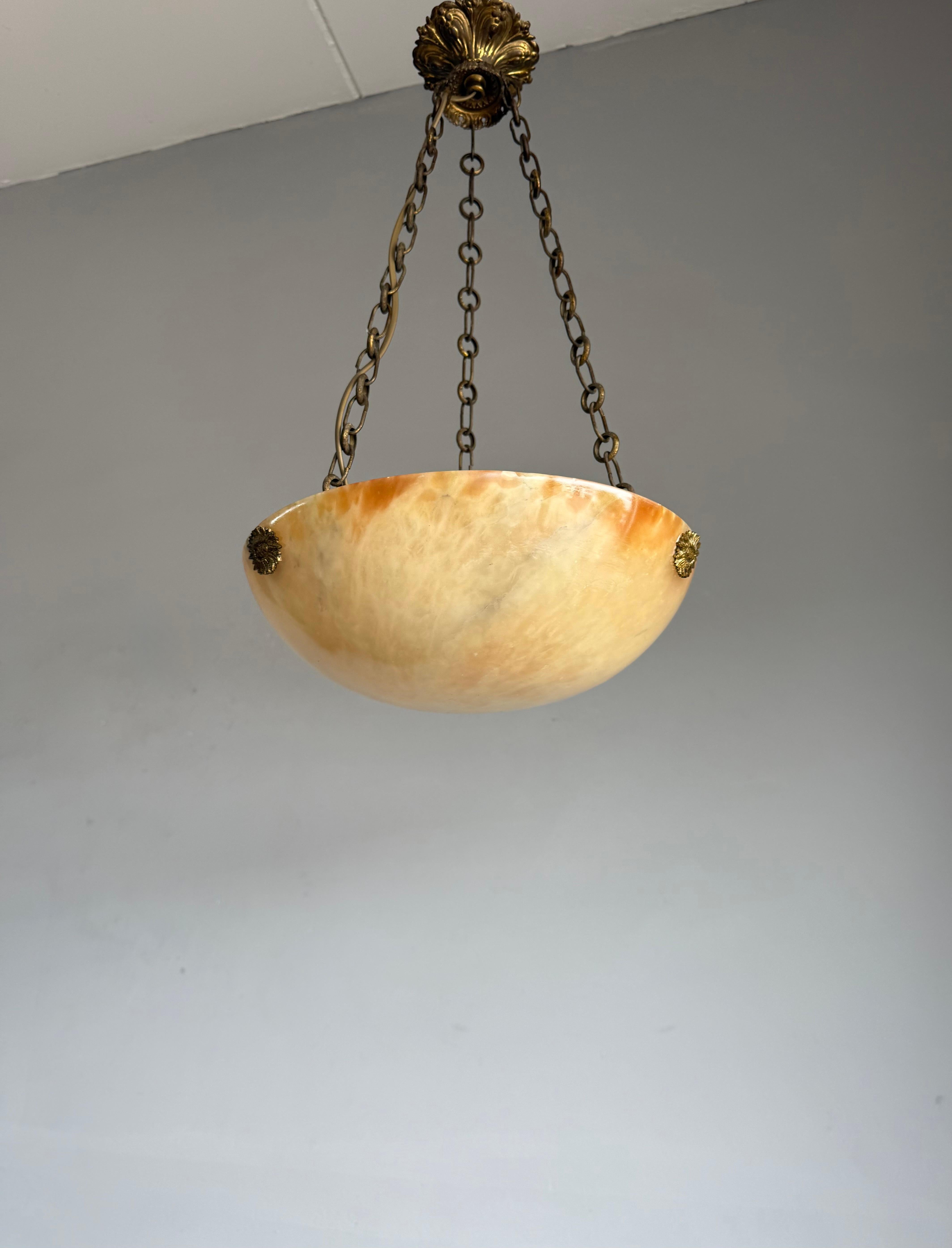 Luce a sospensione in alabastro Art Deco senza tempo e colorata con. Punti di sospensione in bronzo in vendita 1