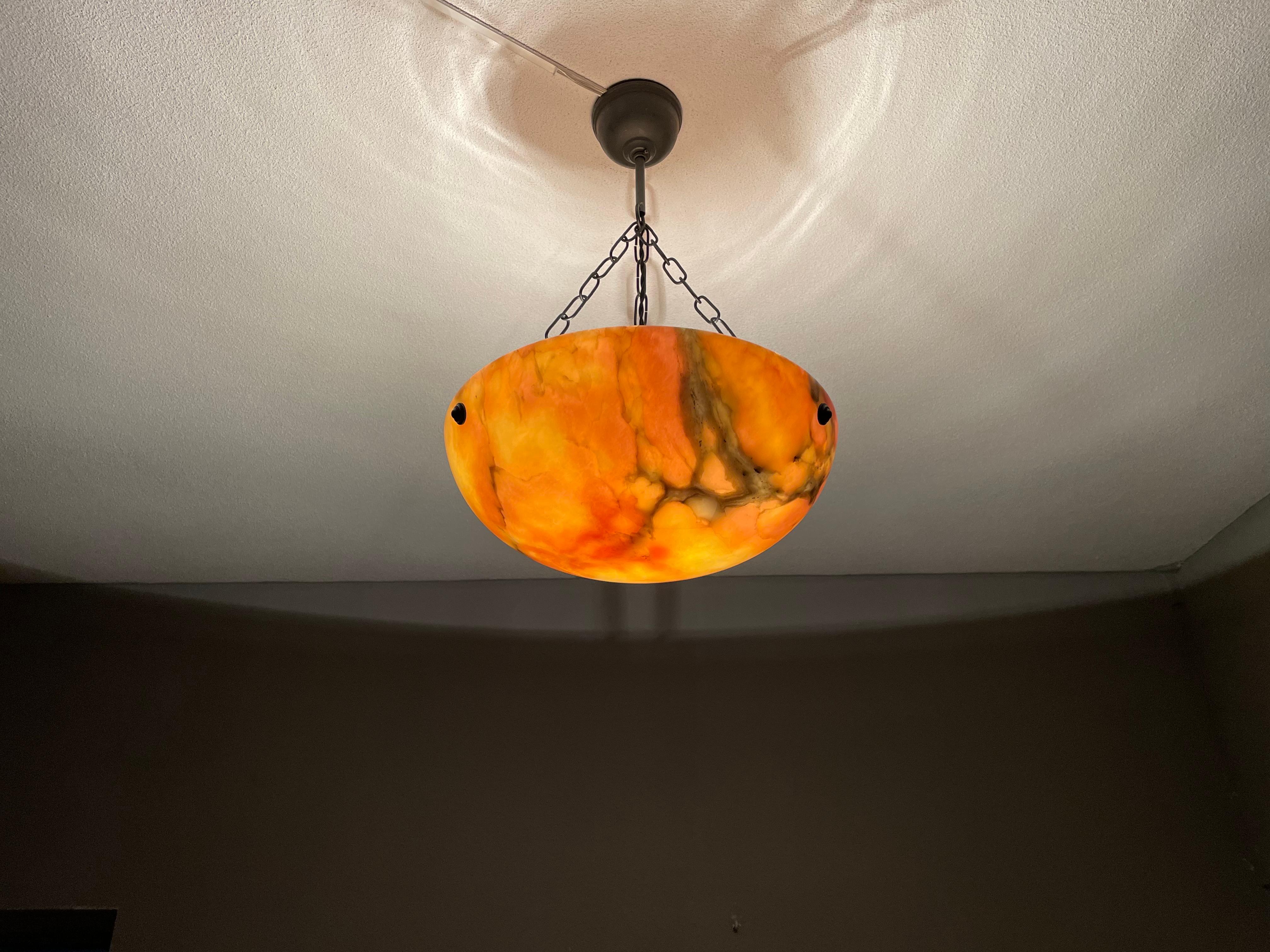 Great condition and stunning natural veins and patterns alabaster pendant.

Thanks to its practical size, its perfectly rounded shape and its timeless design this alabaster chandelier is bound to light up both your days and evenings. It is in superb