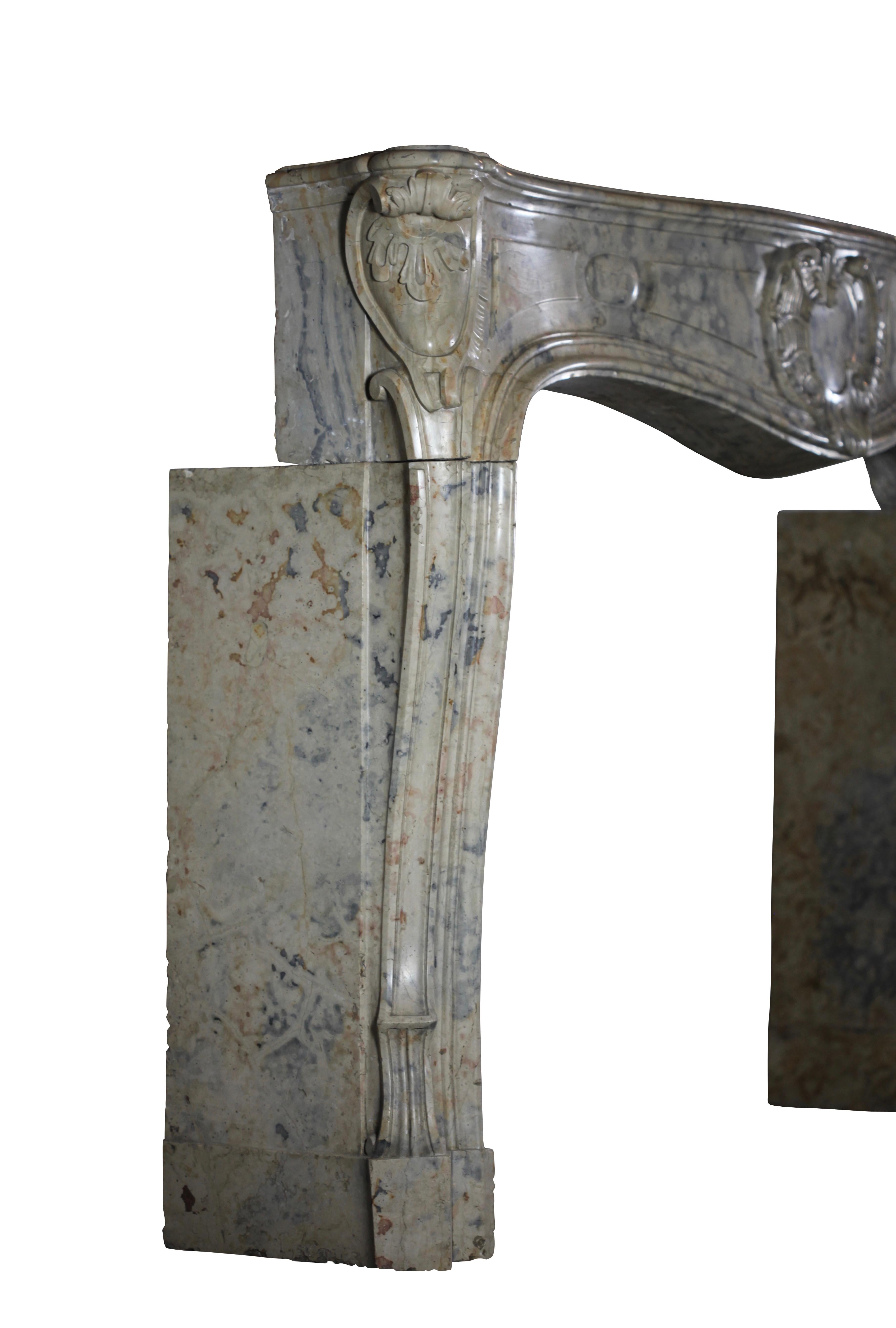 Timeless Cosmopolitan Classic French Antique Kaminsims im Angebot 5