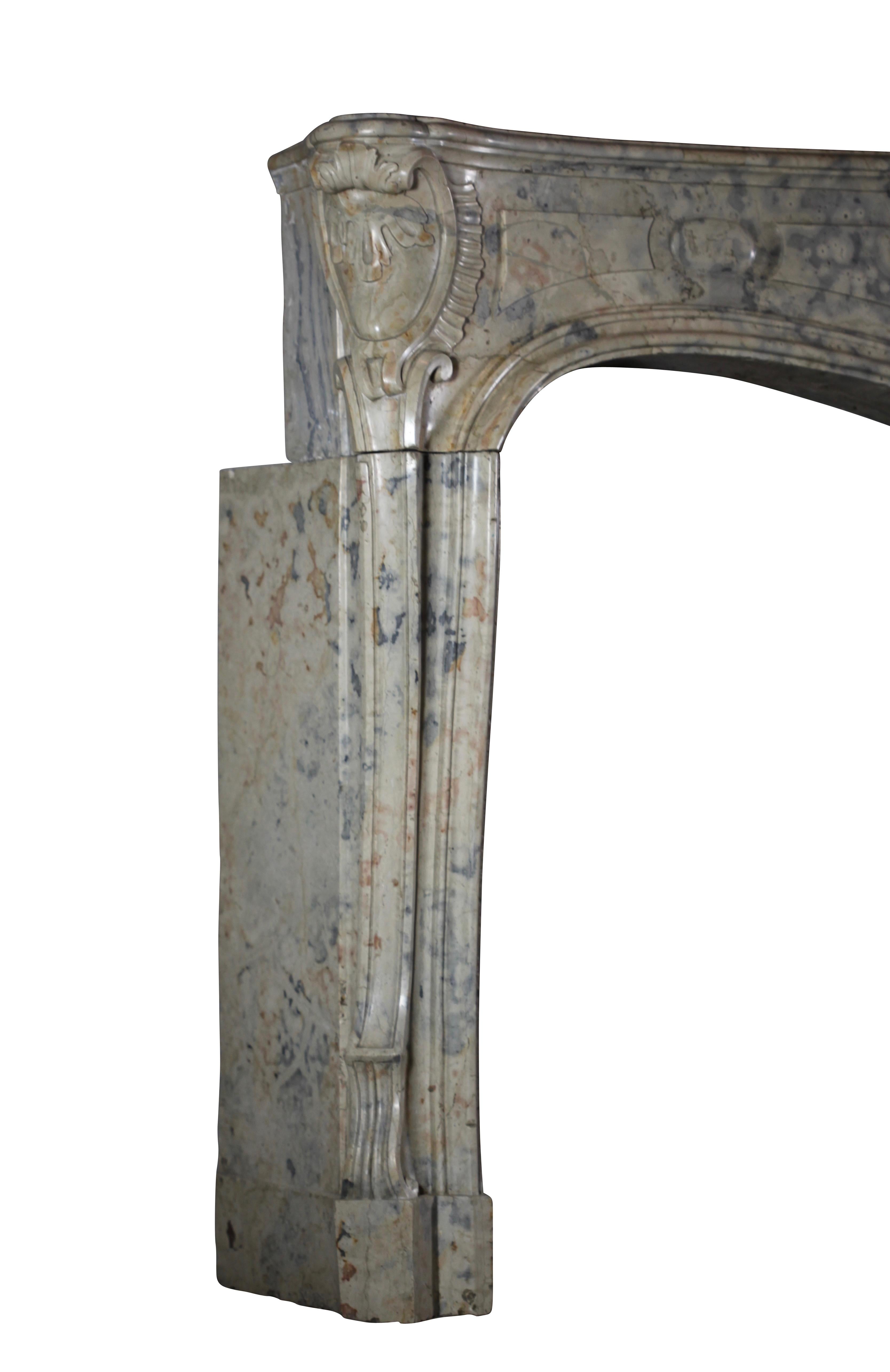 Timeless Cosmopolitan Classic French Antique Kaminsims im Angebot 8