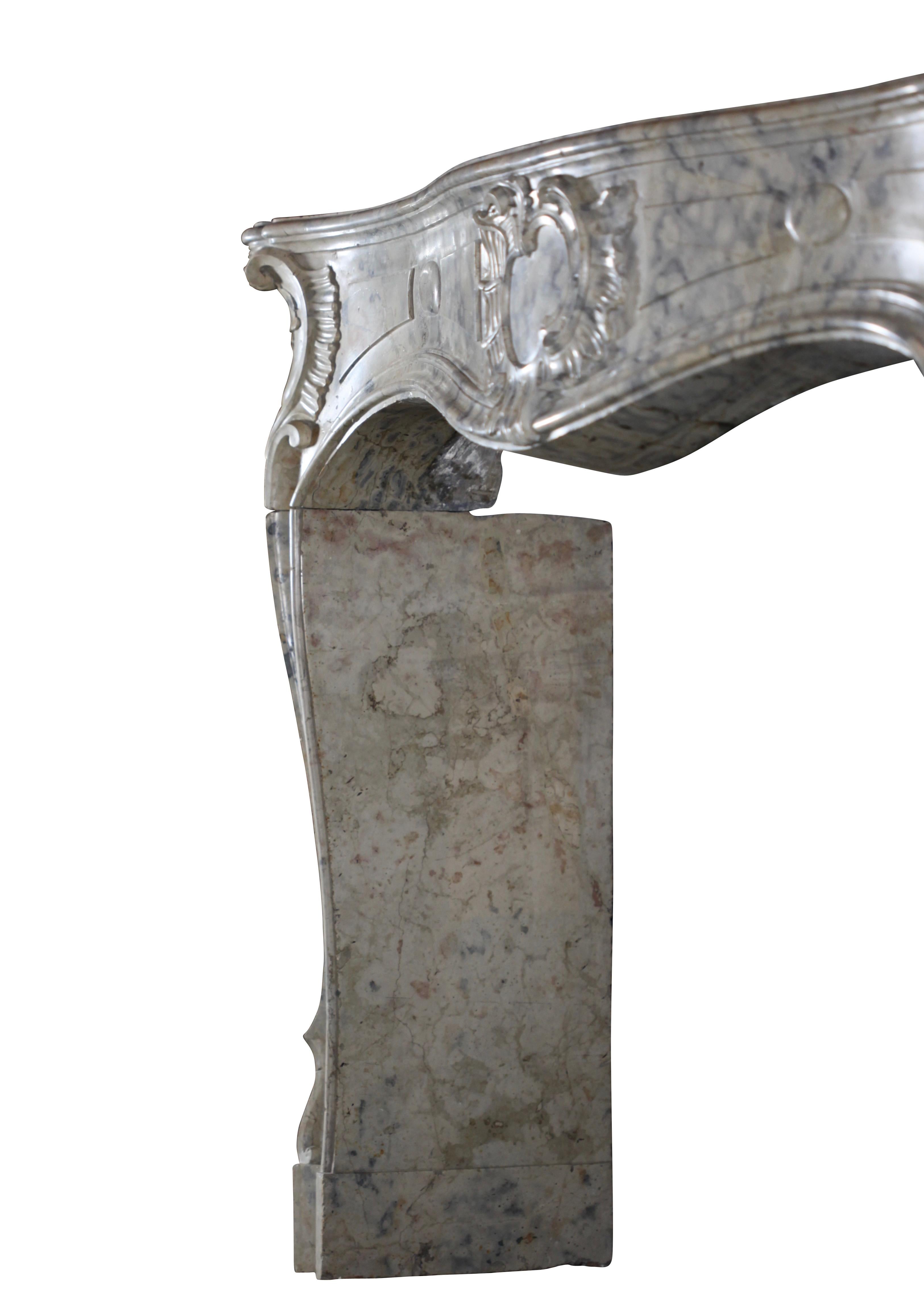 Timeless Cosmopolitan Classic French Antique Kaminsims im Angebot 11