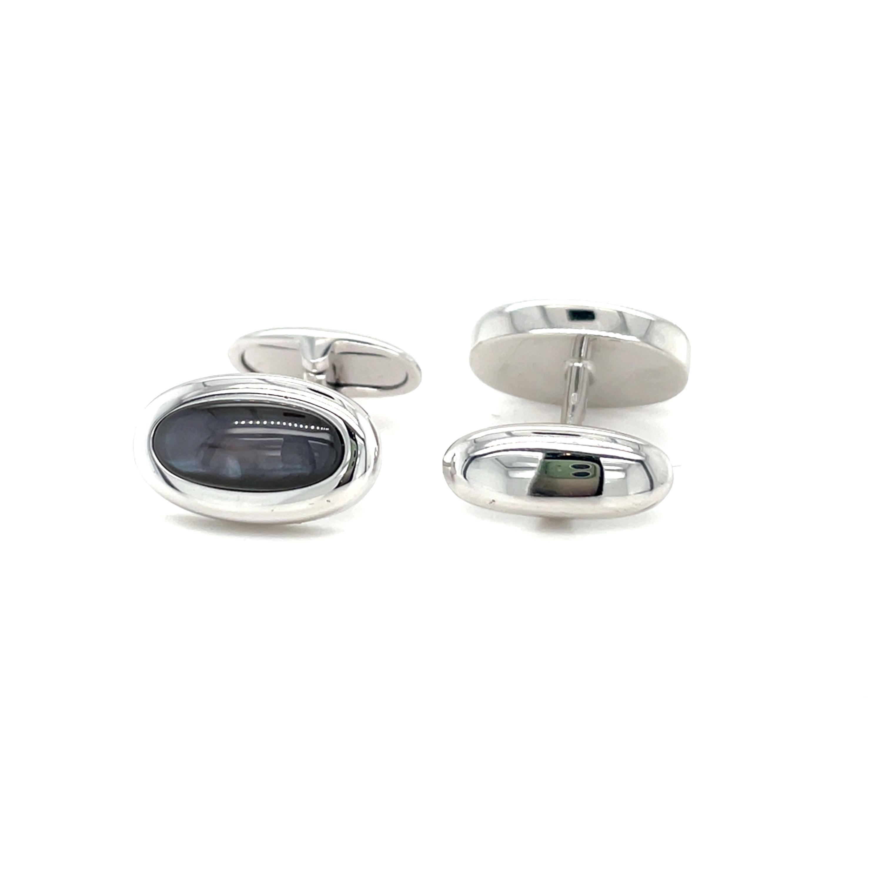 Questi gemelli in oro bianco sono di Men's Collection. Questi gemelli sono decorati con oro bianco e quarzo nero da 4 carati. Le dimensioni dei gemelli sono 1,5 cm x 1 cm. Questi gemelli da polso sono un upgrade perfetto per ogni occasione