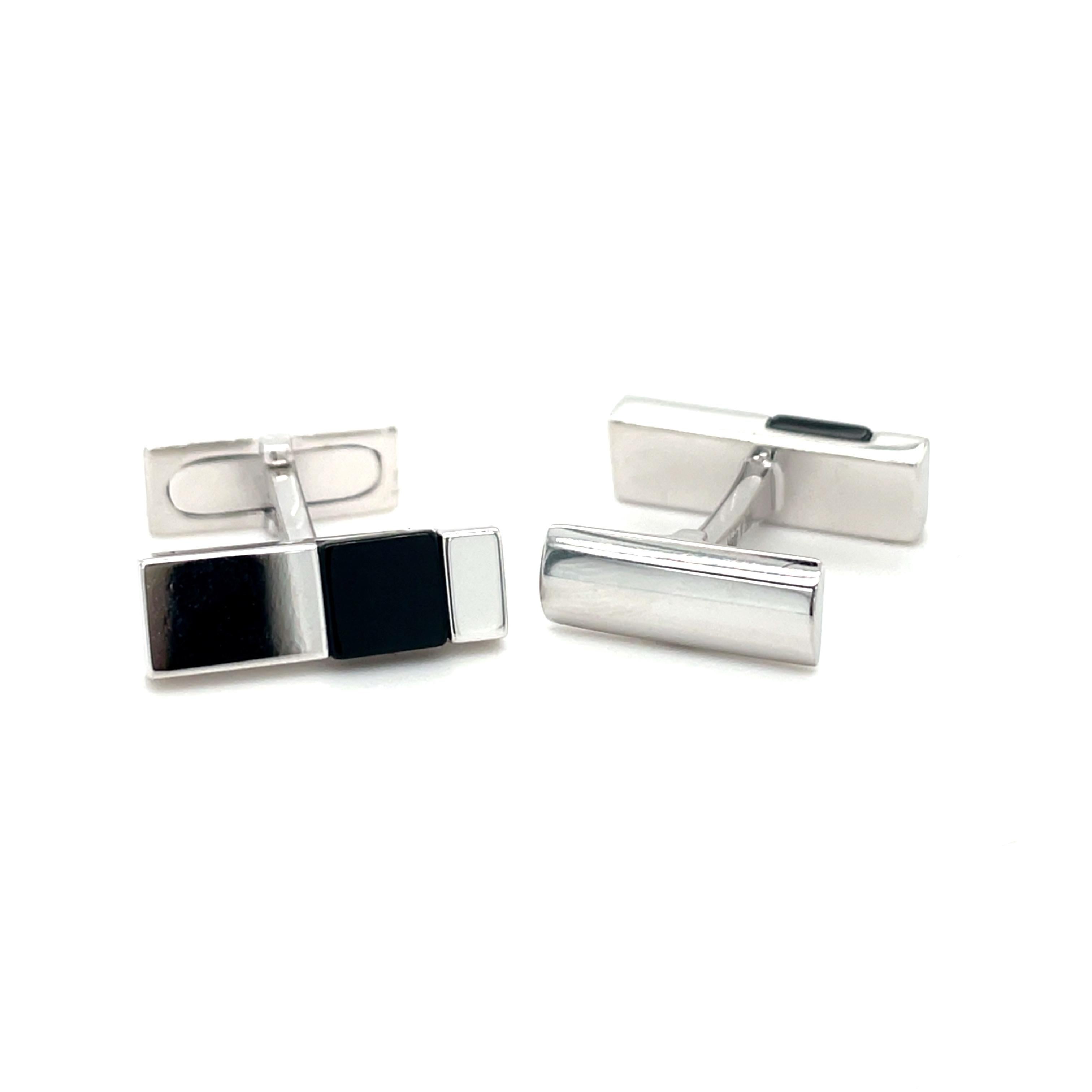 These white gold cufflinks are from Men's Collection. These cufflinks are decorated with White gold and Onyx 1.50 ct. The dimensions of the cufflinks are 2cm x 0.6cm. These cufflinks are a perfect upgrade to every special occasion.
These classic