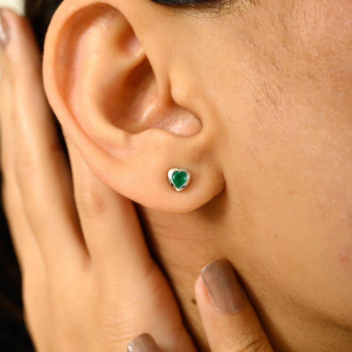 Taille cœur Boucles d'oreilles Timeless en or blanc 14 carats avec cœur en émeraude, à porter tous les jours en vente