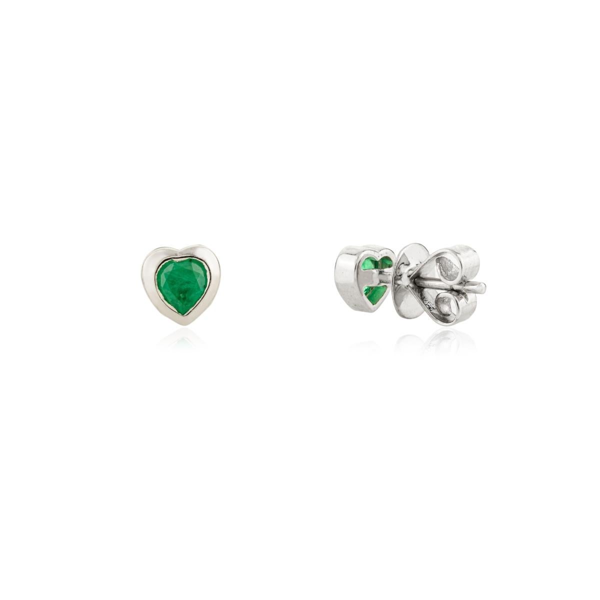 Boucles d'oreilles Timeless en or blanc 14 carats avec cœur en émeraude, à porter tous les jours Neuf - En vente à New York, NY