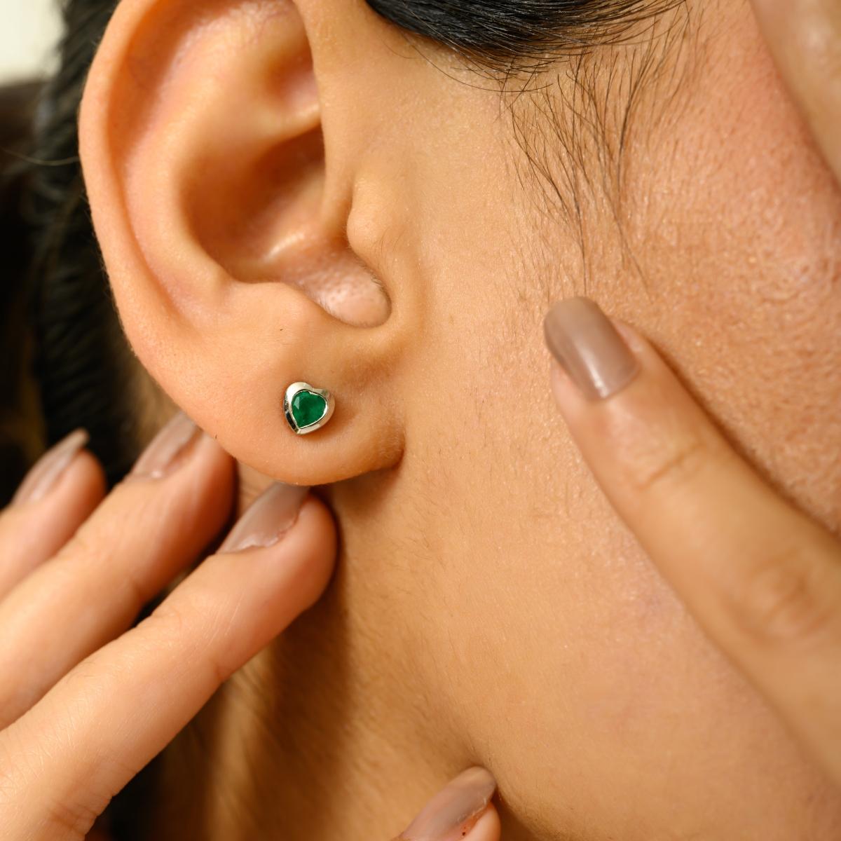 Boucles d'oreilles Timeless en or blanc 14 carats avec cœur en émeraude, à porter tous les jours Pour femmes en vente