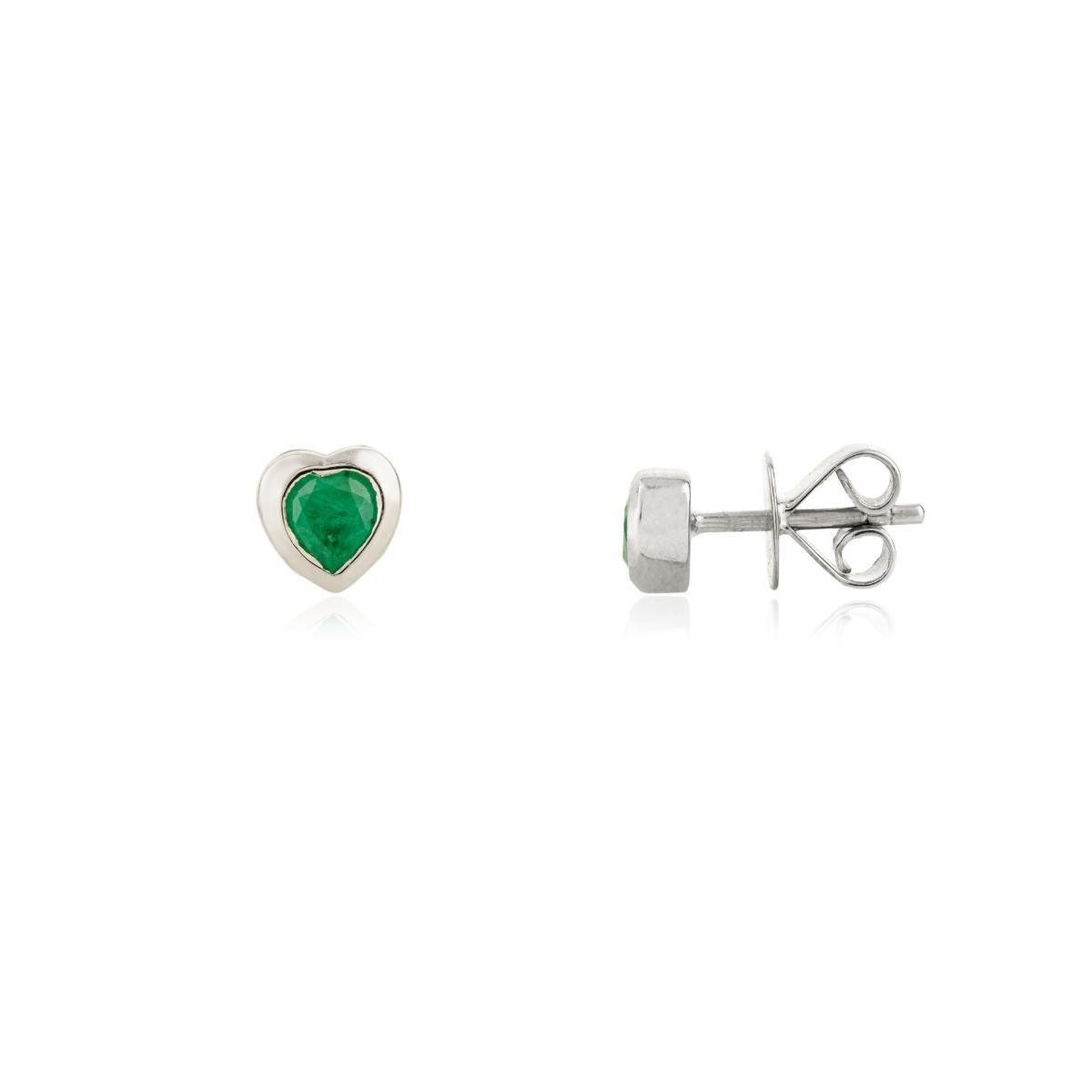 Boucles d'oreilles Timeless en or blanc 14 carats avec cœur en émeraude, à porter tous les jours en vente 1