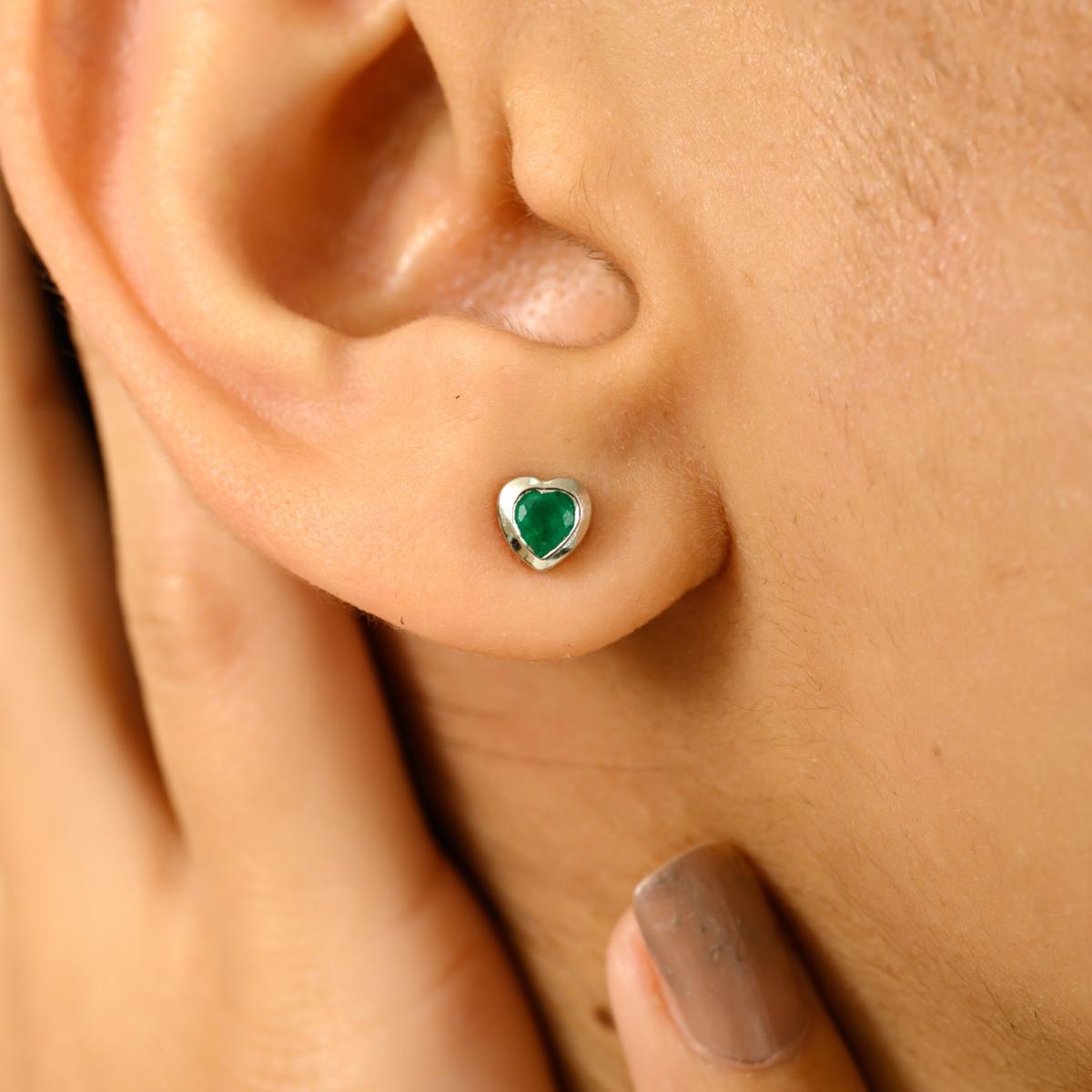Boucles d'oreilles Timeless en or blanc 14 carats avec cœur en émeraude, à porter tous les jours en vente 2